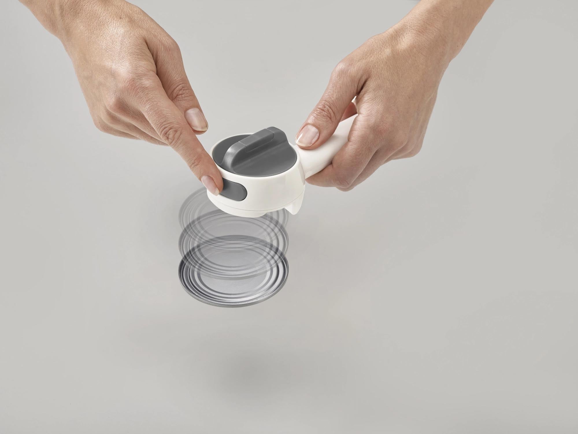 Kompakter, stilvoller CanDo Plus Büchsenöffner von Joseph Joseph: Ergonomisch, langlebig, leicht zu reinigen. Must-Have für jede Küche!