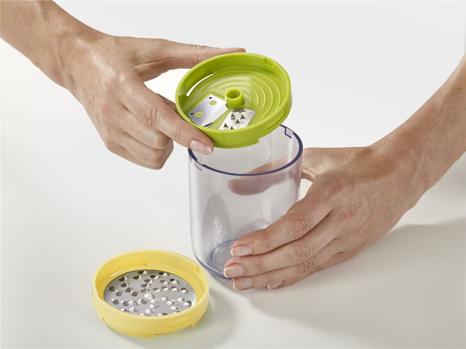 Der Joseph Joseph Spiro Spiralizer verwandelt Gemüse in kreative Spiralen. Mit 3 Klingen und Behälter, ideal für gesunde, dekorative Gerichte.