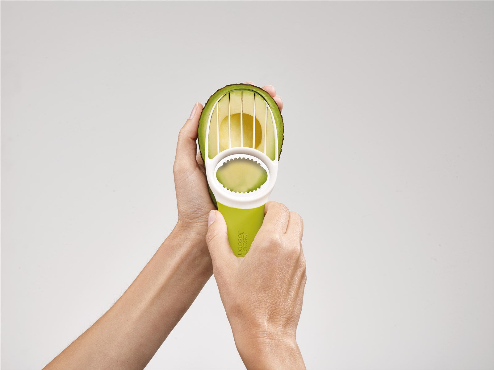 Entdecken Sie den GoAvocado 3-in-1 Schneider von Joseph Joseph: Ihr praktischer Küchenhelfer zum mühelosen Schneiden, Entkernen und Schälen von Avocados!