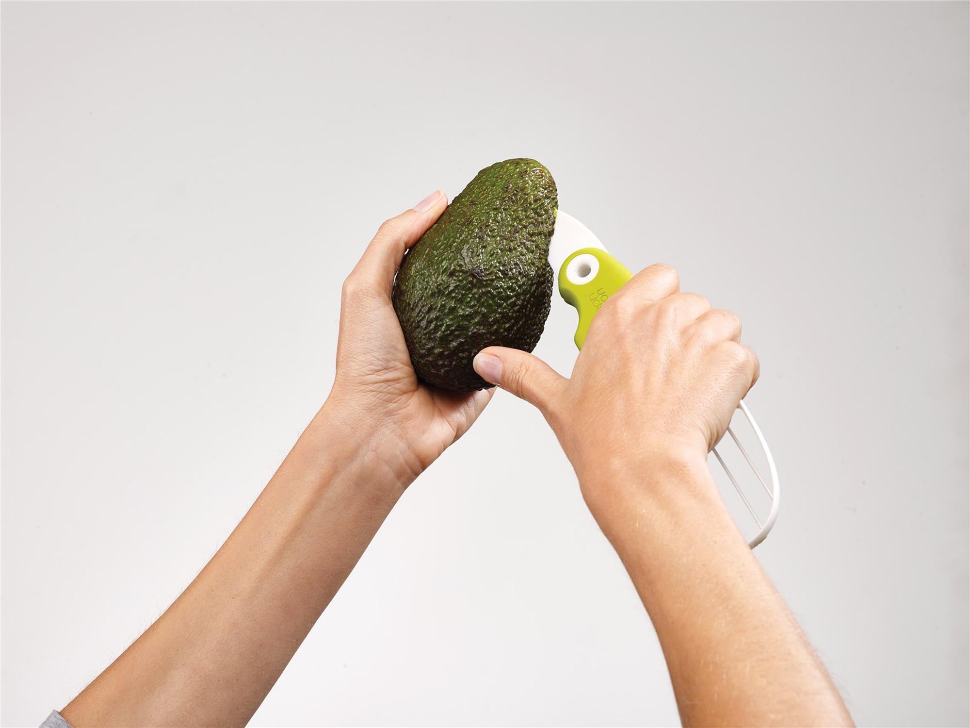 Entdecken Sie den GoAvocado 3-in-1 Schneider von Joseph Joseph: Ihr praktischer Küchenhelfer zum mühelosen Schneiden, Entkernen und Schälen von Avocados!