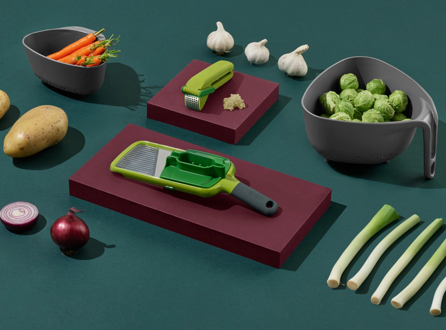 Erleben Sie die vielseitige Multi-Grip Mandoline von Joseph Joseph in Grün – für präzise, sichere Schnitte von Obst und Gemüse!