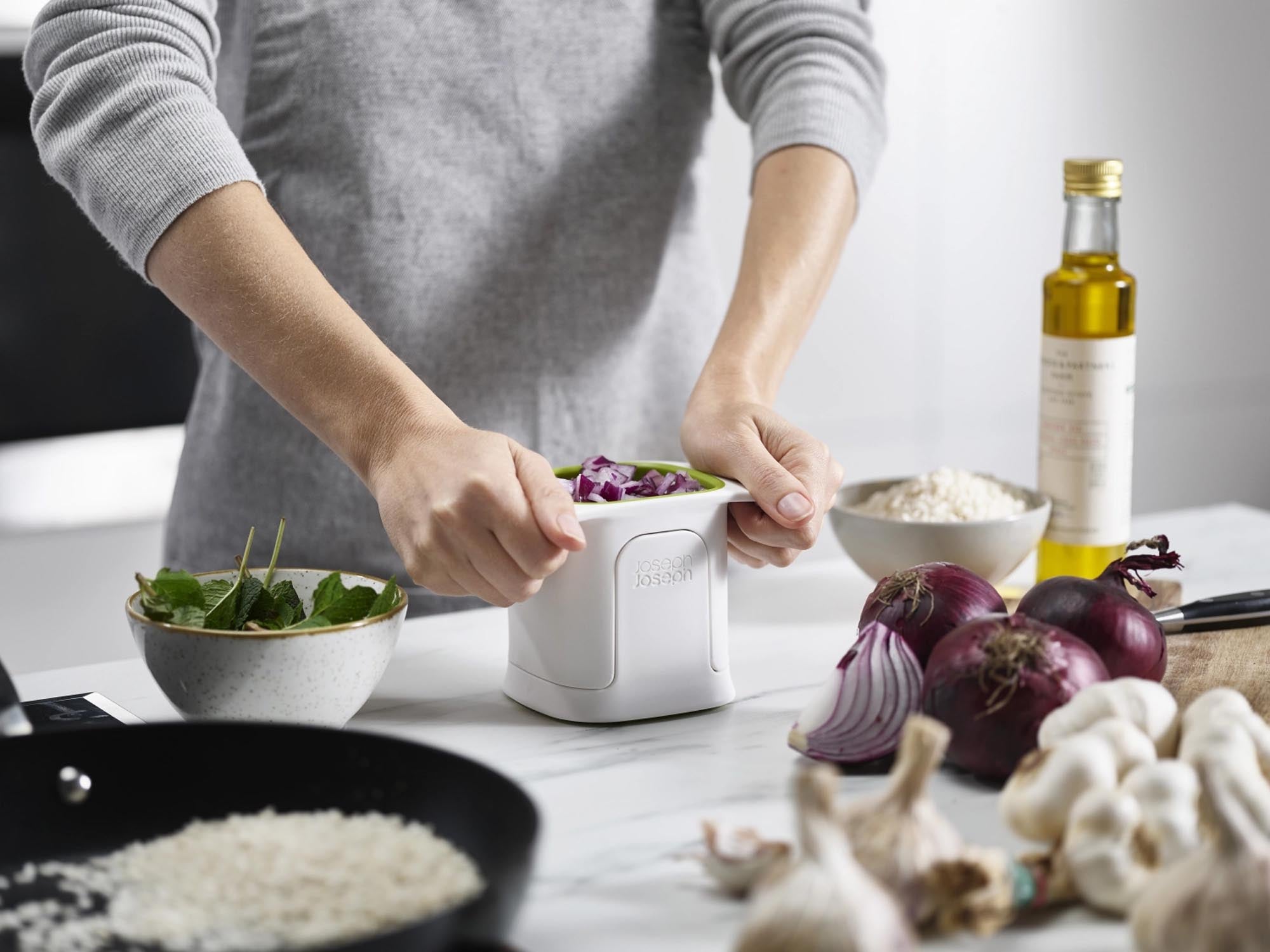 Der ChopCup Gemüsehacker von Joseph Joseph vereinfacht das Hacken von Gemüse und Obst mit innovativem Design und hoher Funktionalität.