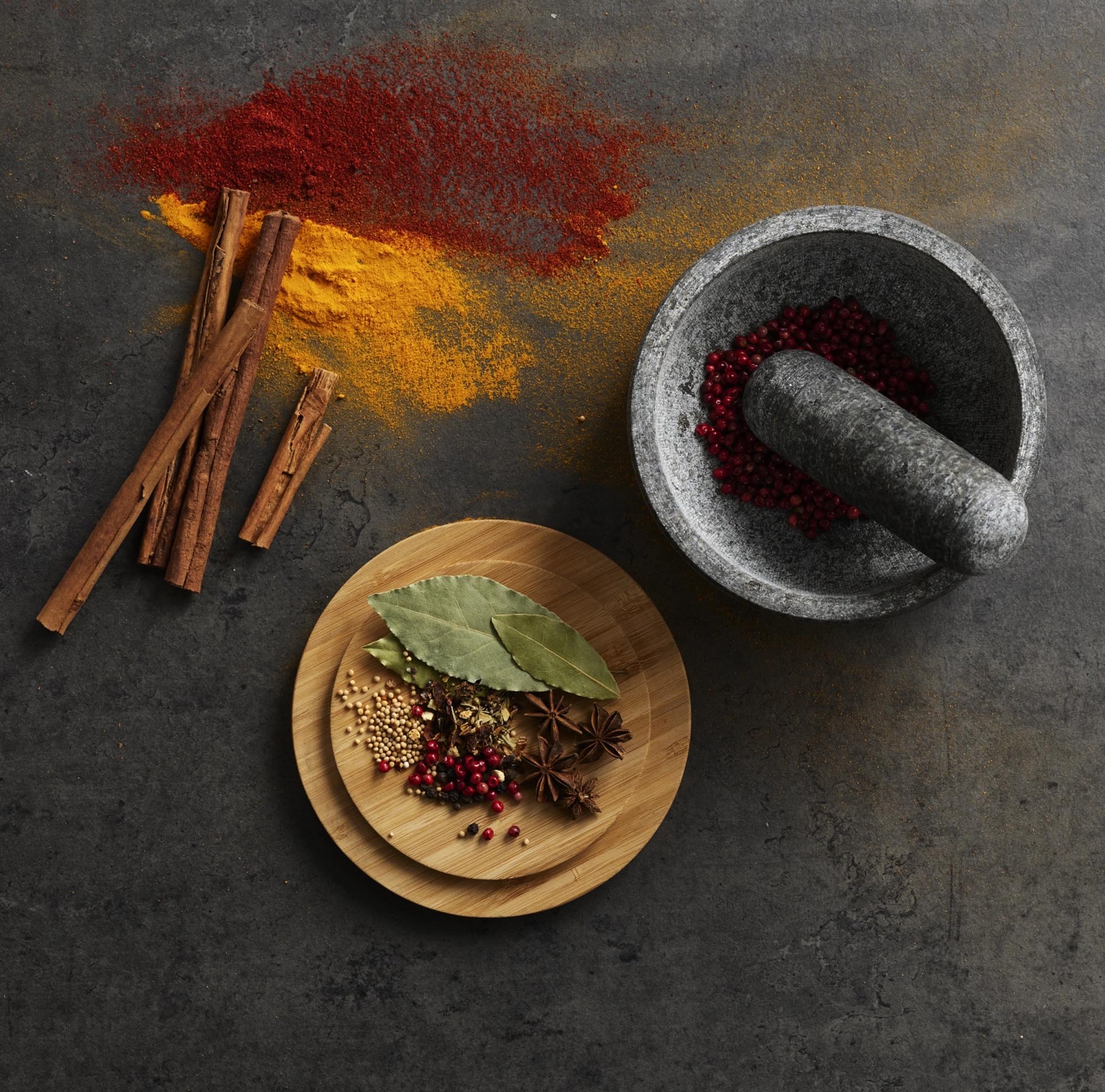 Erleben Sie den Dash Mörser Stössel aus langlebigem Granit mit einem ansprechenden Bambusdeckel – perfekt zum Zerkleinern von Gewürzen und Kräutern!