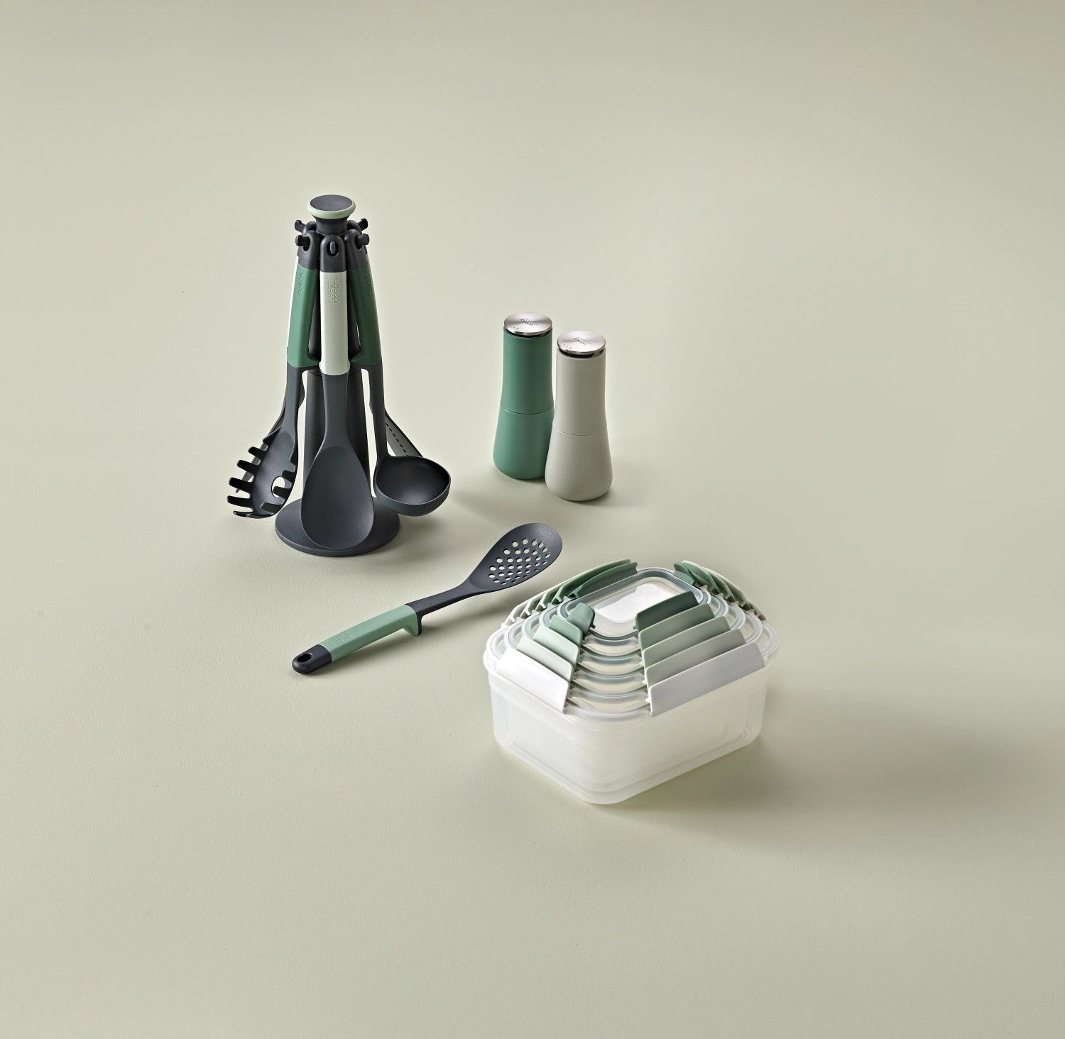 Stilvolles Set aus Salz- und Pfeffermühlen in sanftem Salbeigrün von Joseph Joseph, perfekt für jeden Esstisch, Maße: 16.9x7x7 cm.