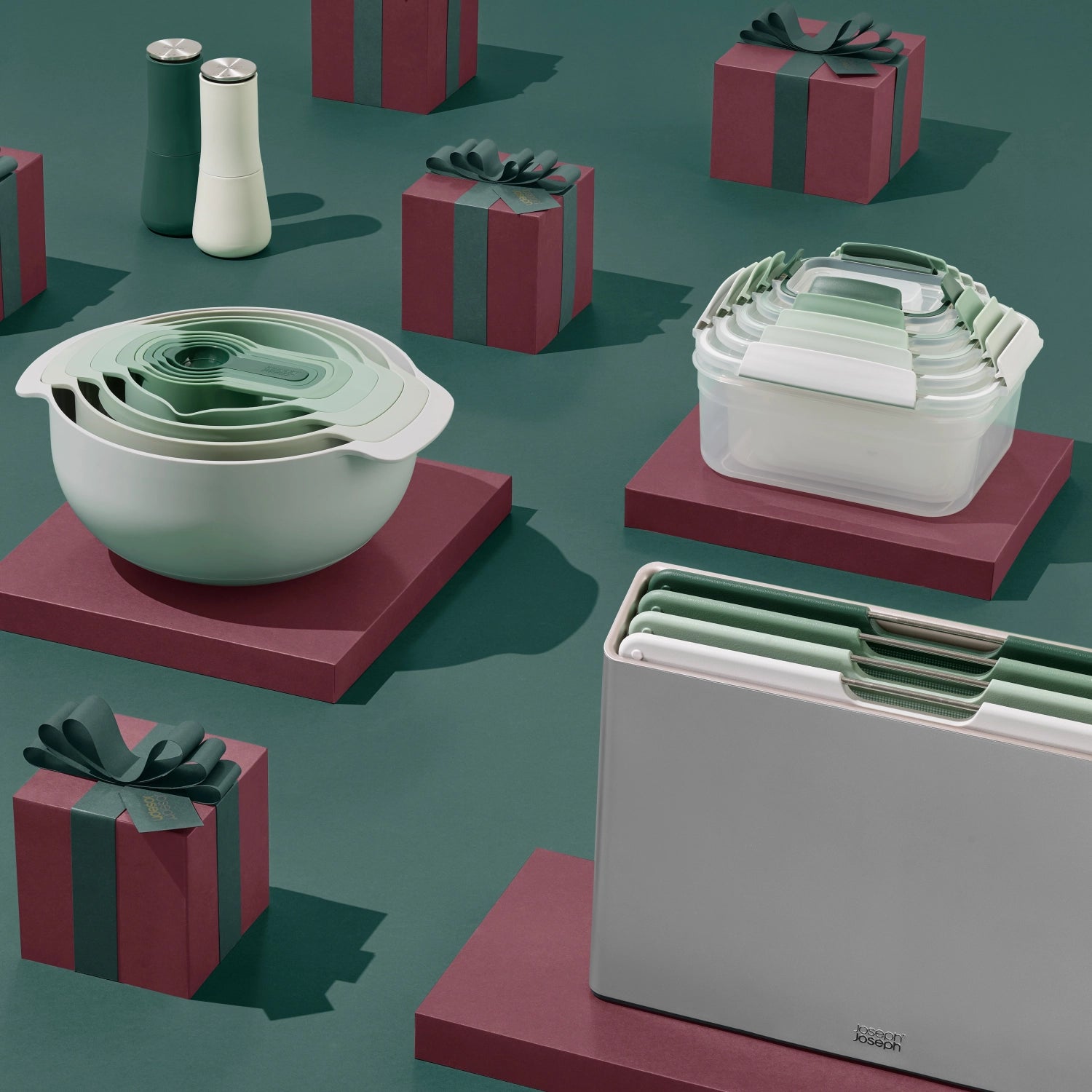Elegantes 2-teiliges Set aus Salz- und Pfeffermühlen in zartem Salbeigrün, ideal für die stilvolle Tischdekoration, Maße: 16.9x7x7 cm.