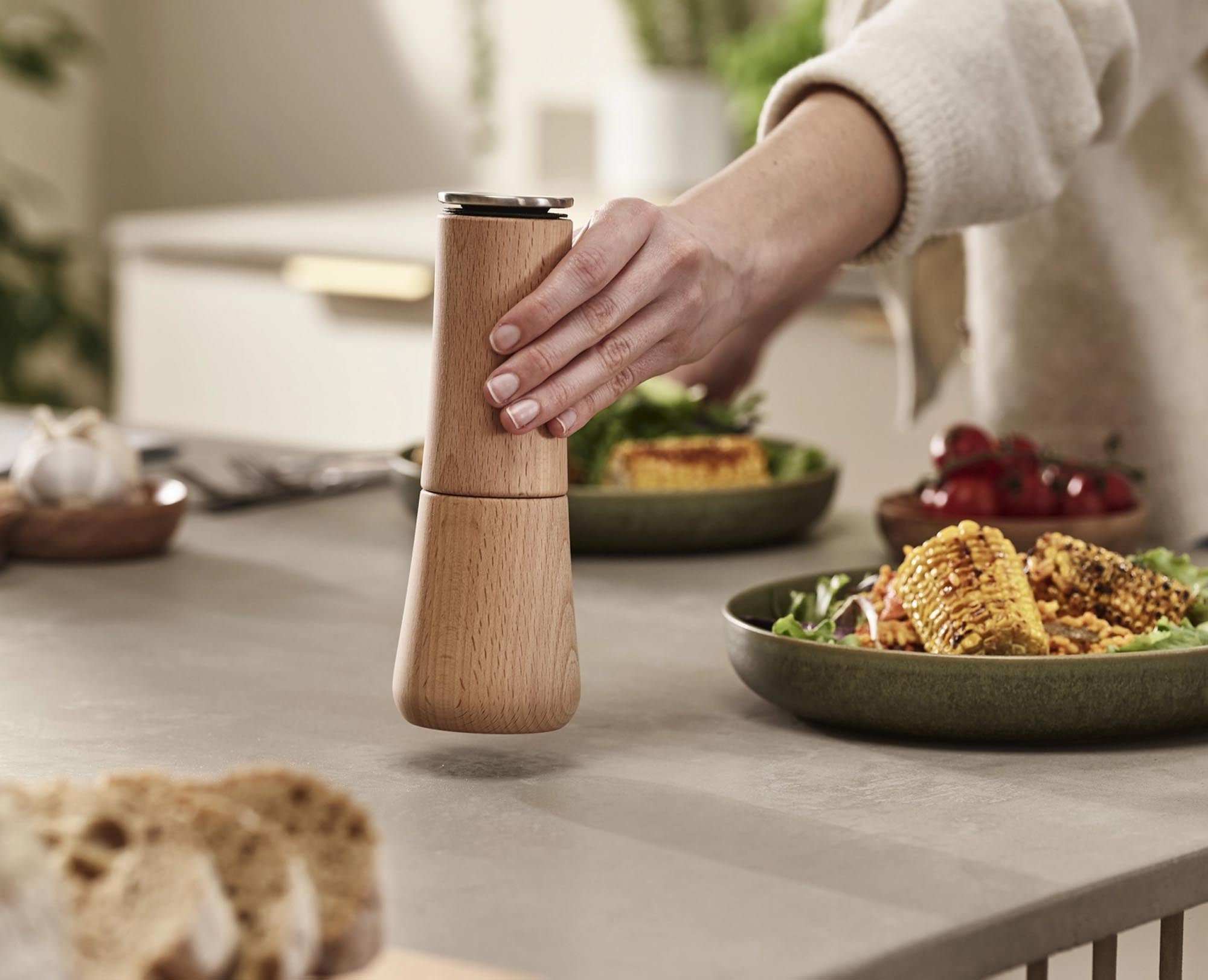 Stilvolle 19cm Holzpfeffermühle von Joseph Joseph, krümelfrei.