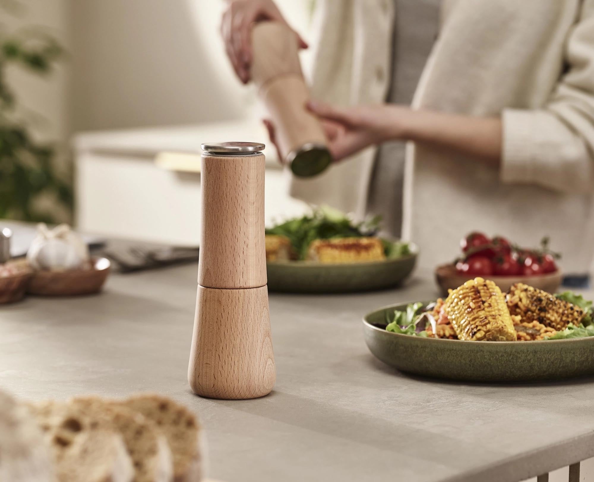 Elegante Salzmühle aus Buchenholz, die durch ihr ergonomisches Design und die innovative, krümelfreie Technik überzeugt. Ideal für jede Küche!