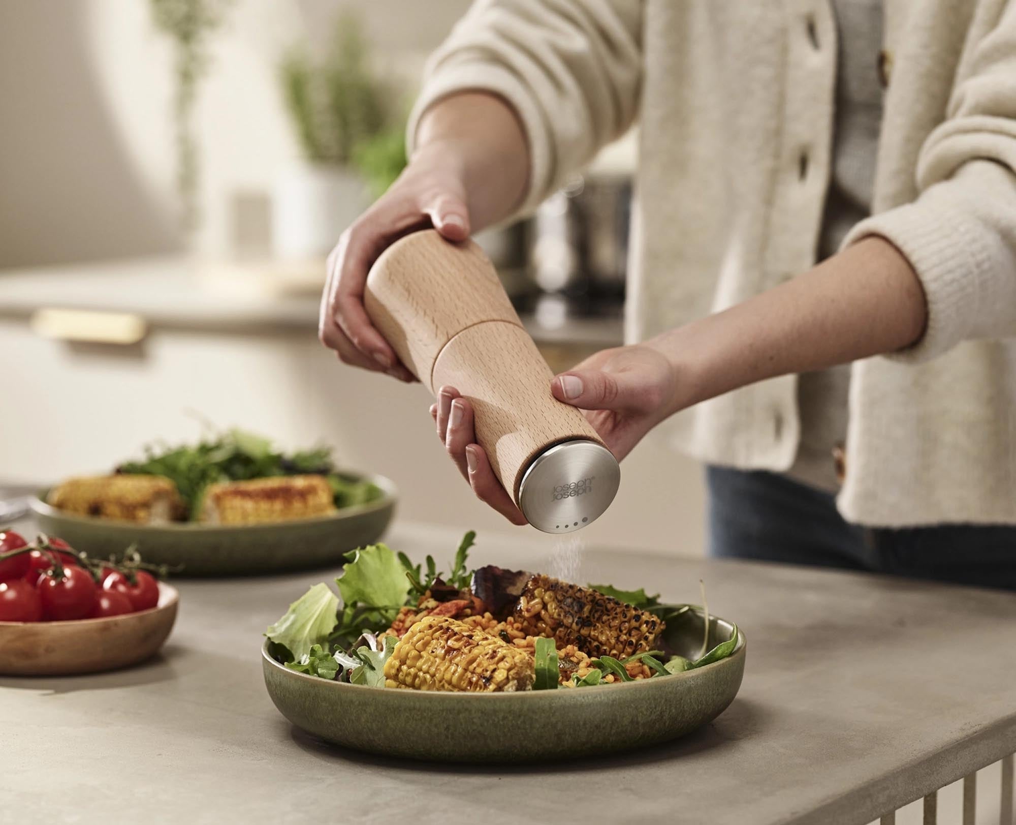 Elegante Salzmühle aus Buchenholz, die durch ihr ergonomisches Design und die innovative, krümelfreie Technik überzeugt. Ideal für jede Küche!