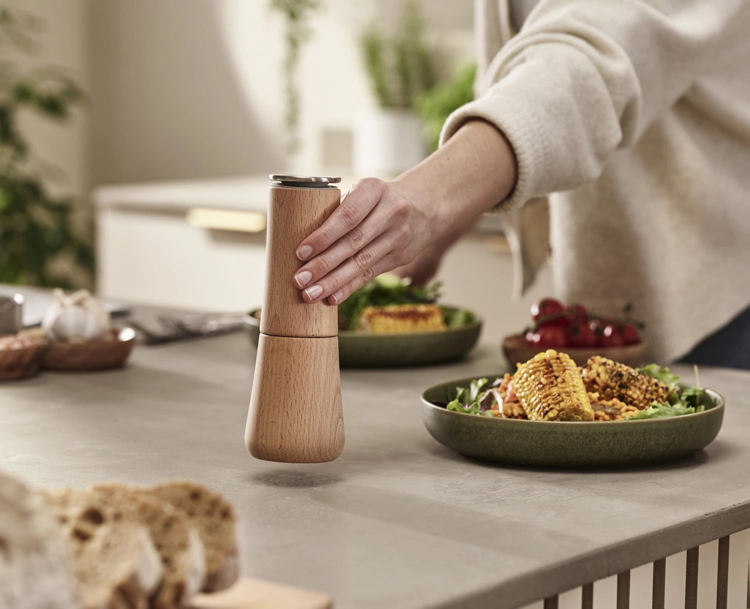 Stilvolle Joseph Joseph Milltop Wood Salzmühle, 19 cm, krümelfrei, perfekt für präzises Salzen und eine saubere Küche.