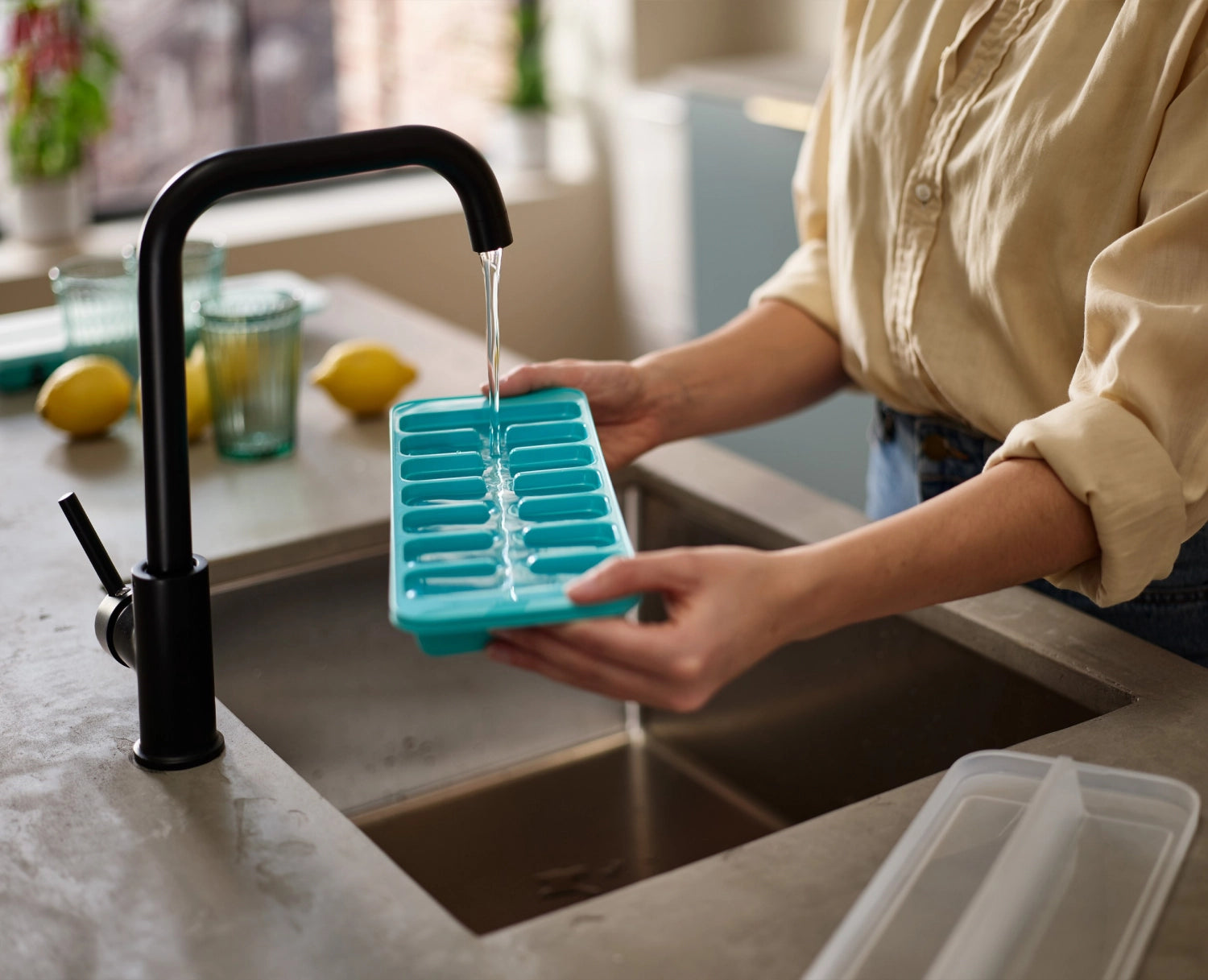 Erleben Sie die Flow Easy-fill Eiswürfelbehälter von Joseph Joseph – innovative, stapelbare Schalen für müheloses und sauberes Eiswürfelherstellen!