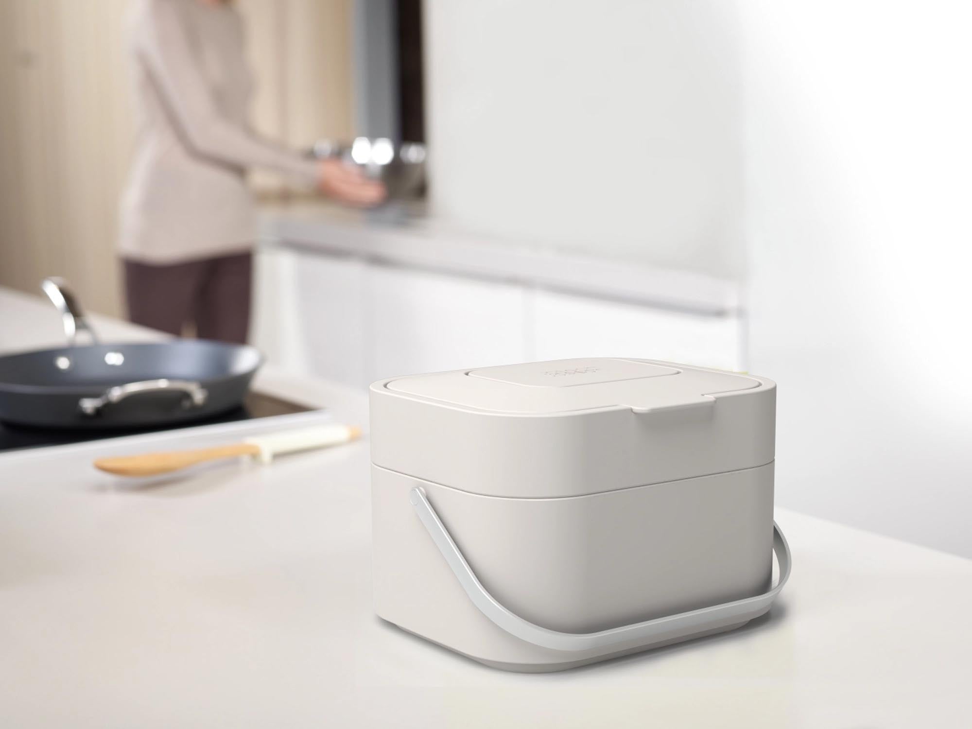 Moderner 4l Abfallbehälter in Sandfarbe von Joseph Joseph, ideal für kleine Räume und stilvolle Müllentsorgung.