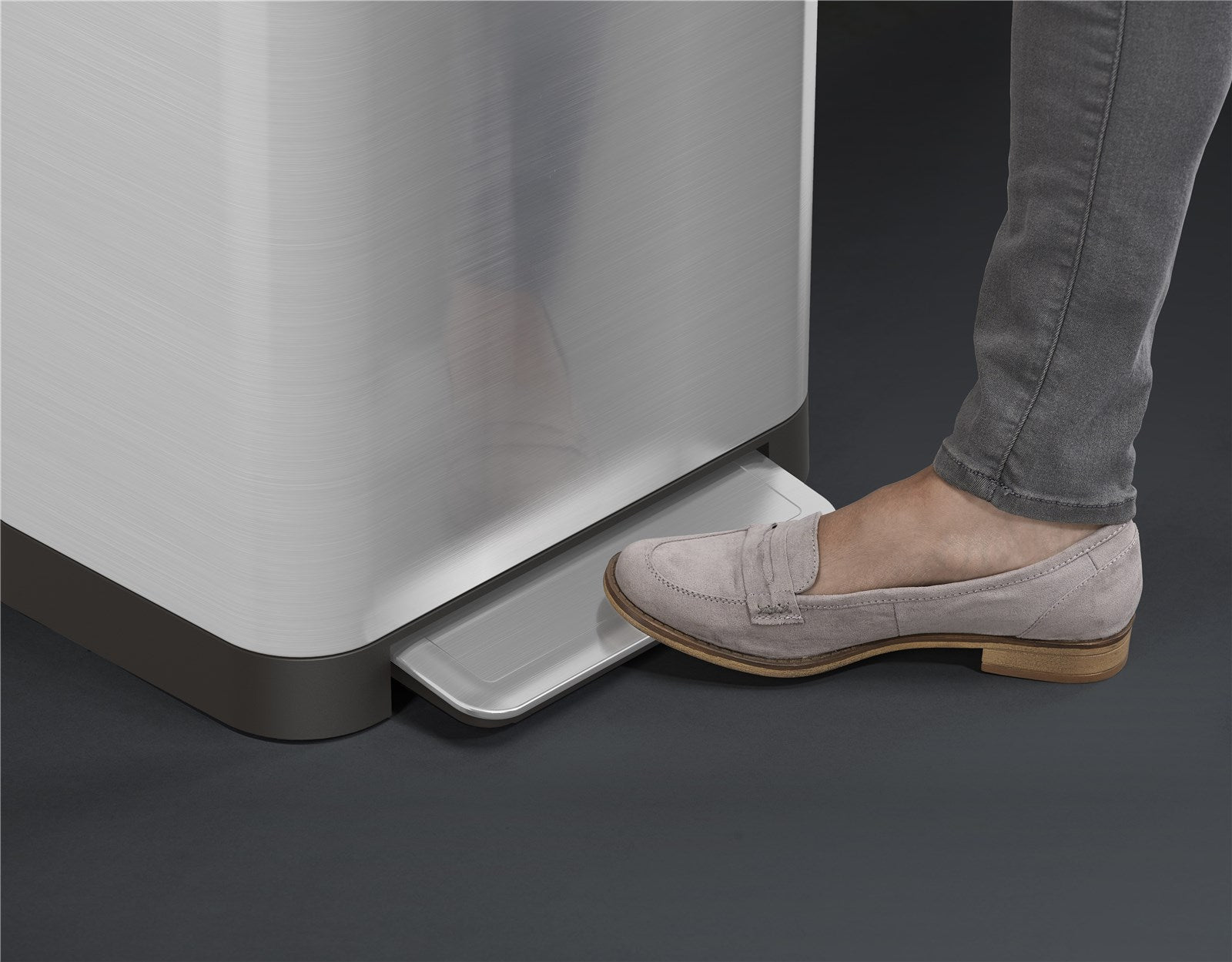 Stilvolle Joseph Joseph Titan Recycling Station aus robustem Edelstahl, 39x33x68 cm – perfekte Lösung für effiziente Abfalltrennung in Ihrer Küche.