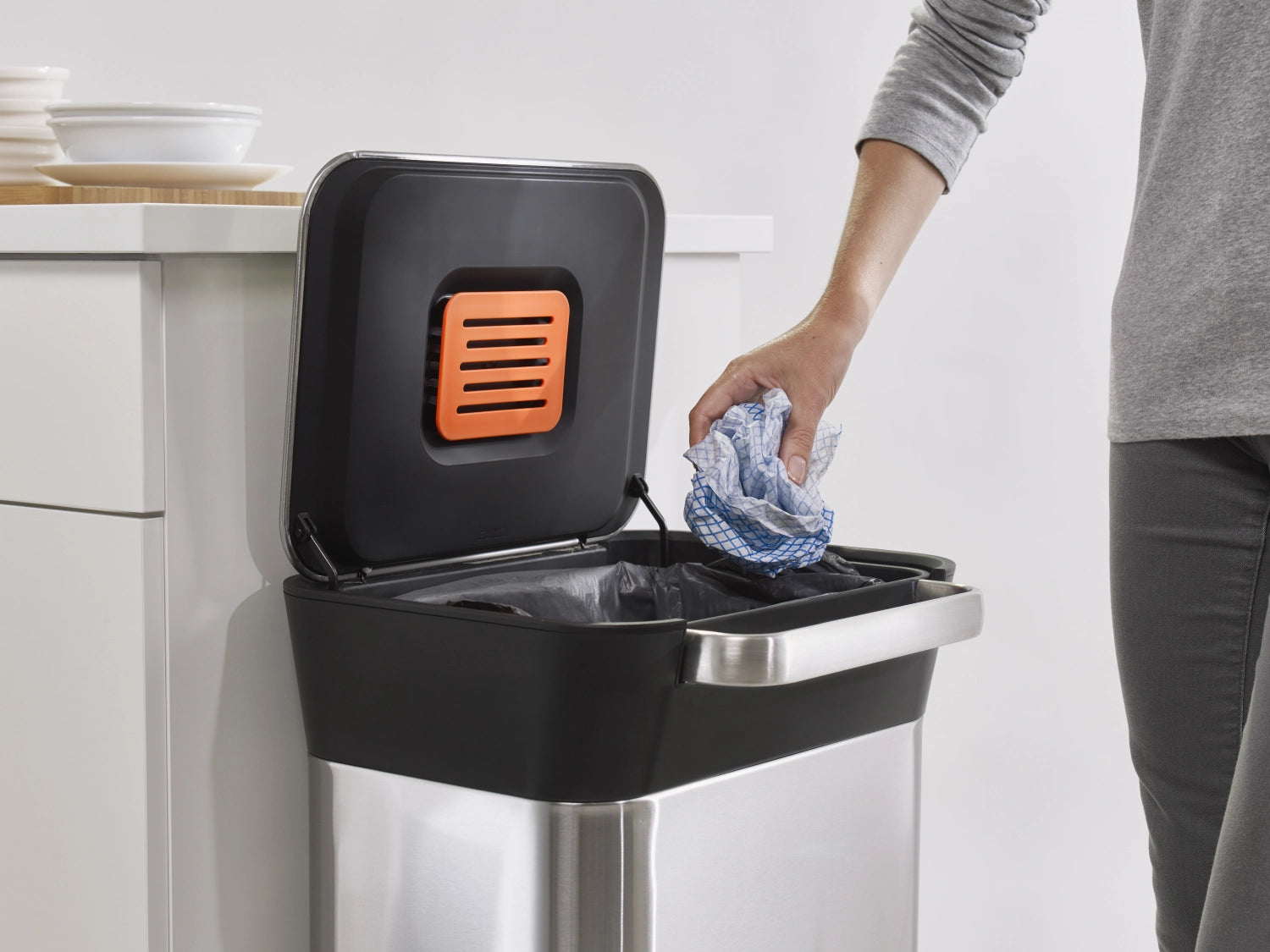 Elegante Titan Recycling Station aus grauem Edelstahl, 39x33x68 cm, ideal für effiziente Mülltrennung und modernes Design im Haushalt.