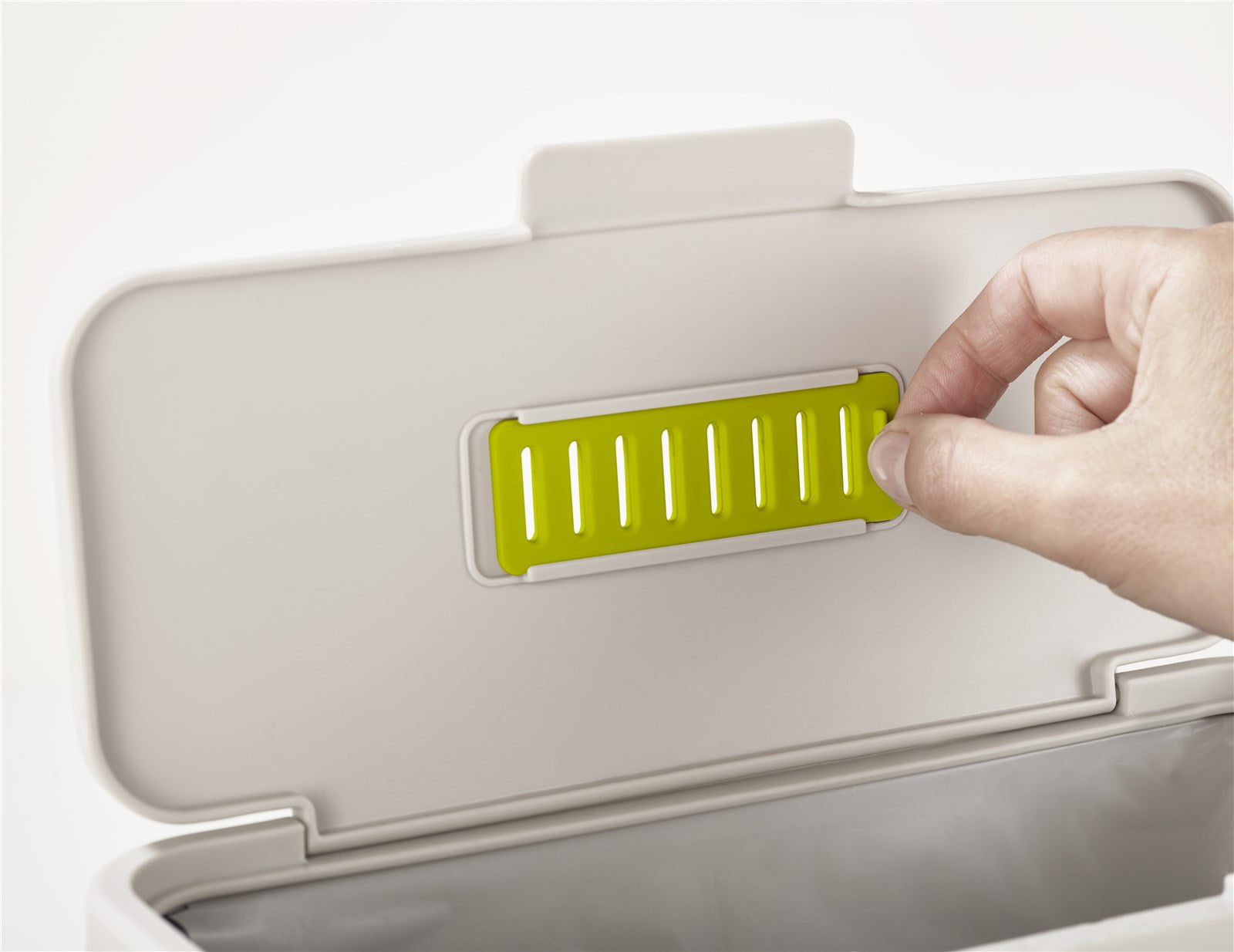 Eleganter 4l Kompostbehälter von Joseph Joseph in Sand, perfekt für organische Abfälle. Robust, langlebig und ideal für jeden Garten.