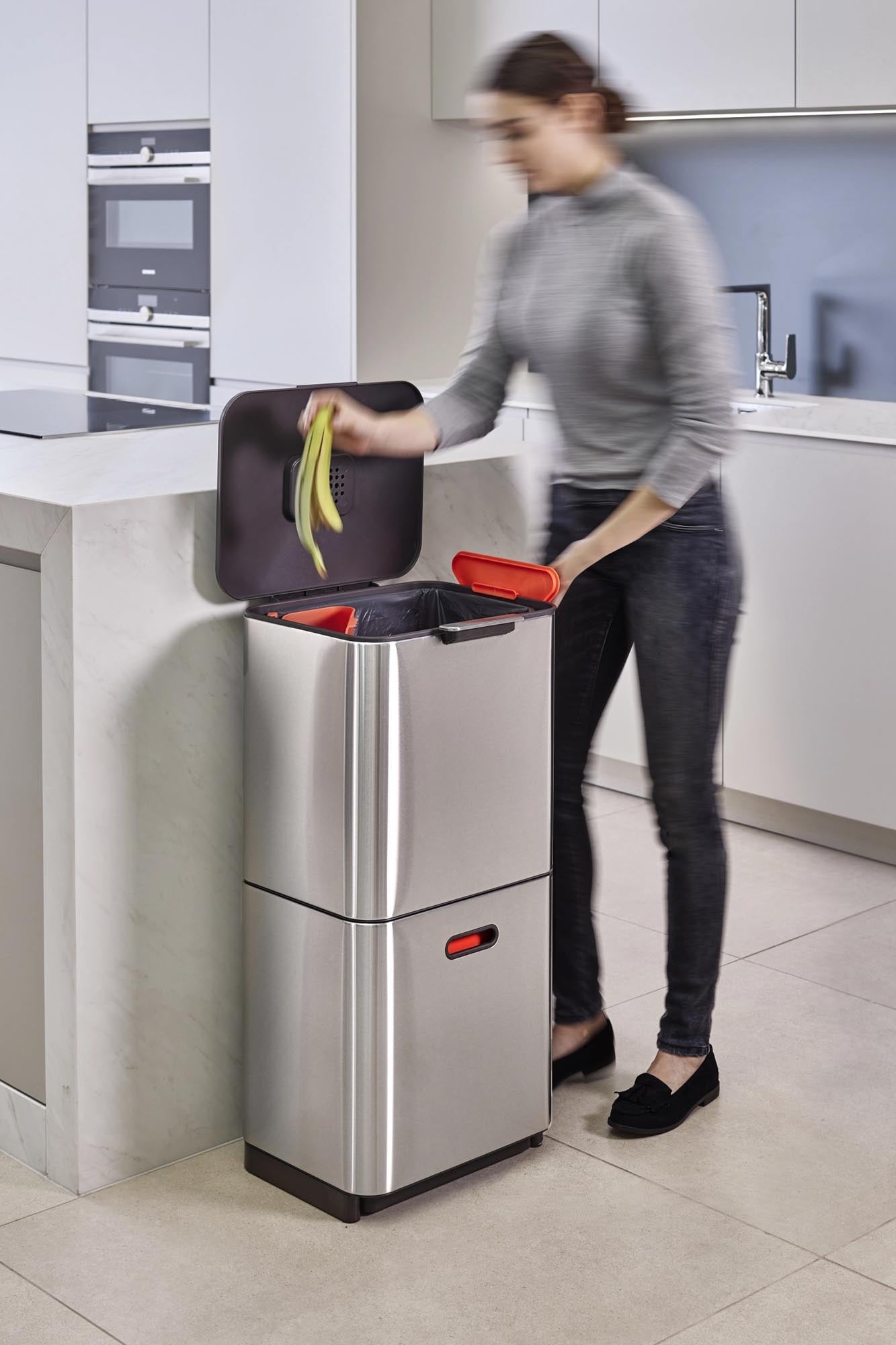 Entdecken Sie den Totem Max 60L von Joseph Joseph – ein stilvoller Mülltrennsystem aus Edelstahl für modernes Recycling.