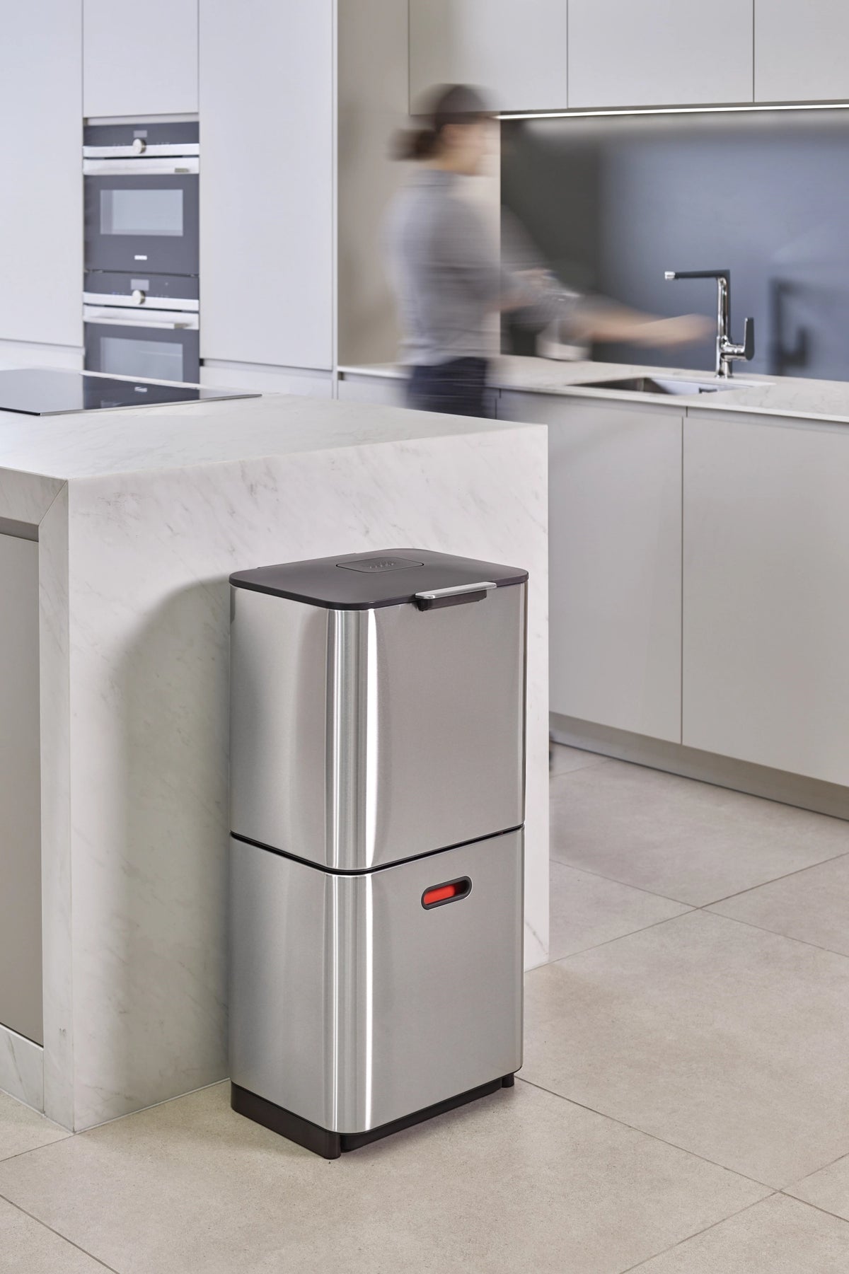 Totem Max 60L, edelstahl in Silber präsentiert im Onlineshop von KAQTU Design AG. Mülleimer ist von Joseph Joseph