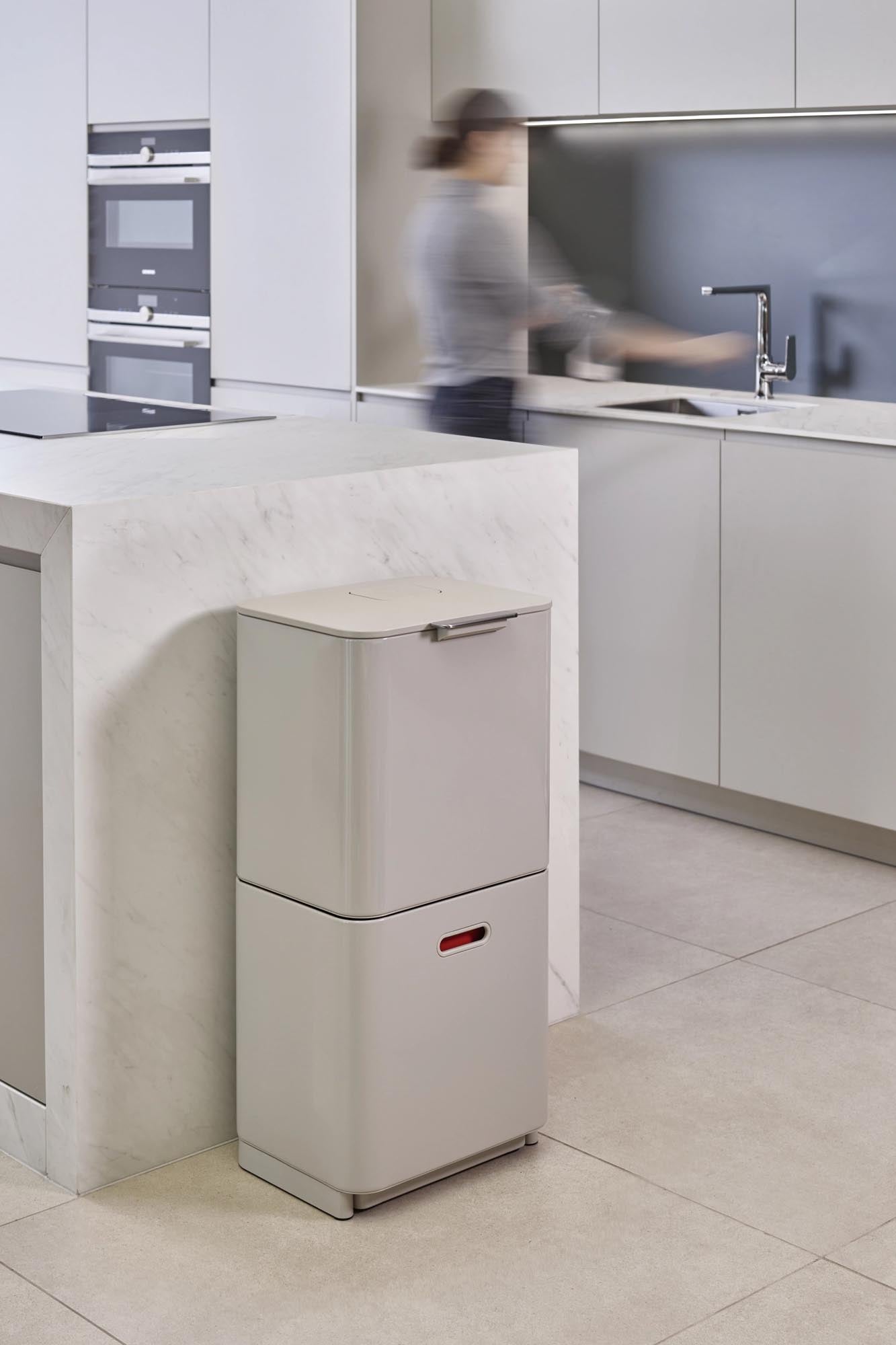 Totem Max 60L von Joseph Joseph: Stilvoller Mülleimer in elegantem Stein-Finish, ideal für umweltbewusste Haushalte.