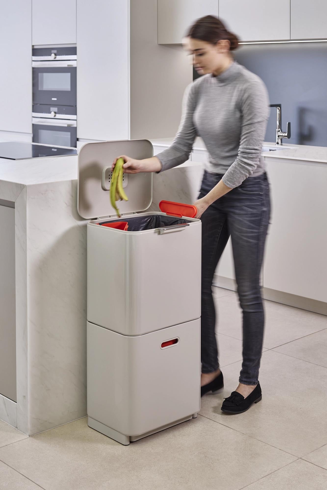 Totem Max 60L von Joseph Joseph: Hochwertiger Mülleimer mit durchdachter Innenaufteilung für müheloses Recycling und modernes Design.