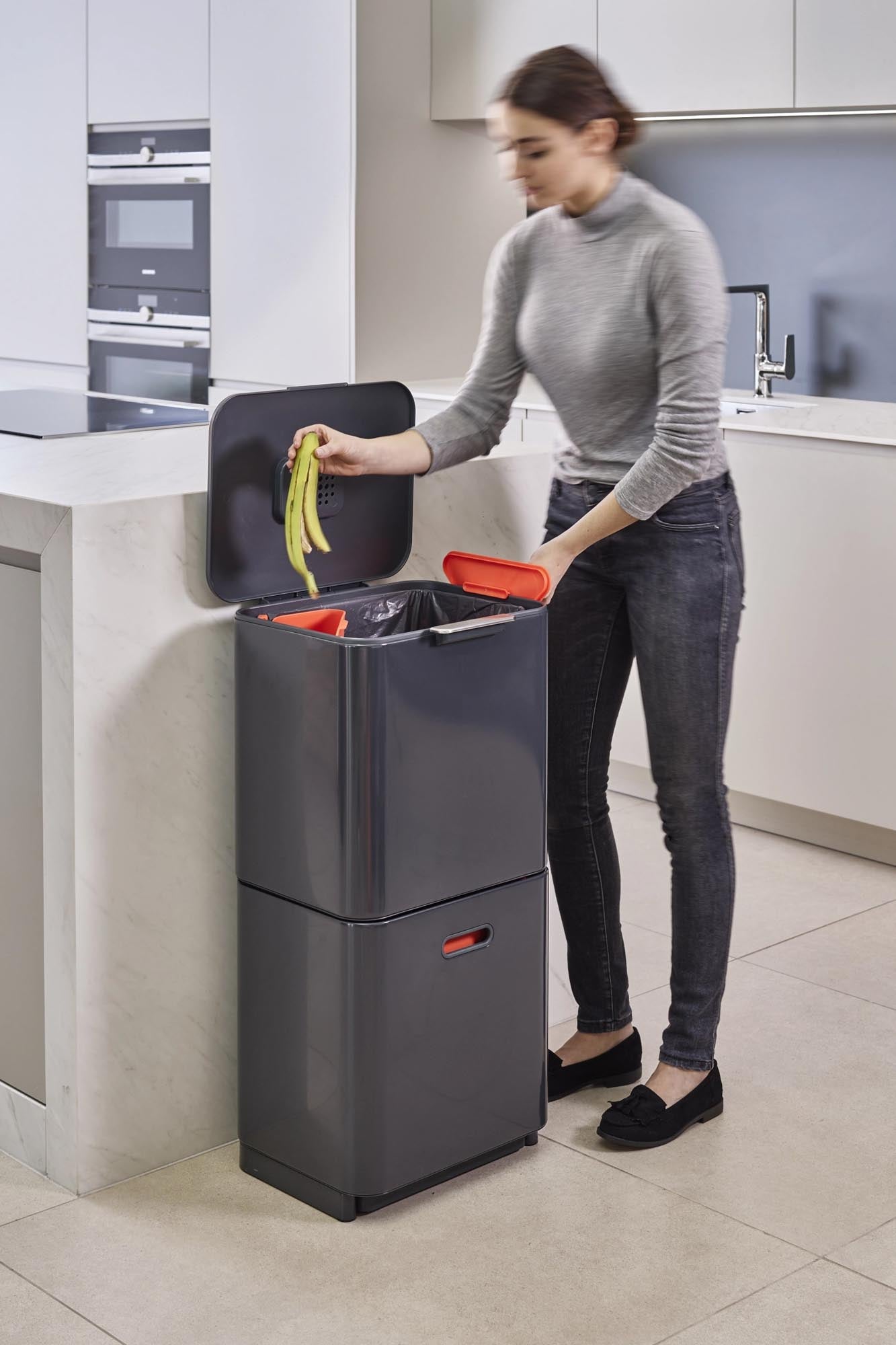 Erleben Sie den Totem Max 60L in Graphit von Joseph Joseph – das elegante Abfalltrennsystem mit cleveren Fächern für einfaches Recycling.