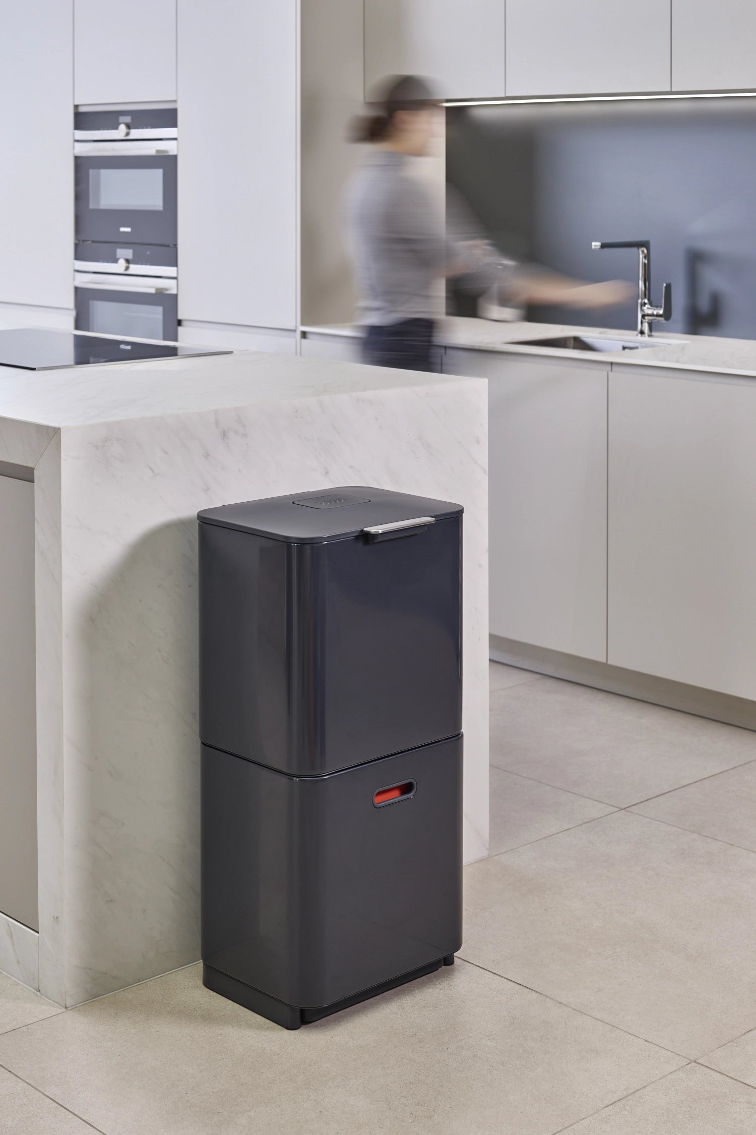 Praktischer Totem Max 60L Mülleimer von Joseph Joseph in Graphit mit cleveren Separationen für mülltrennendes Recycling.