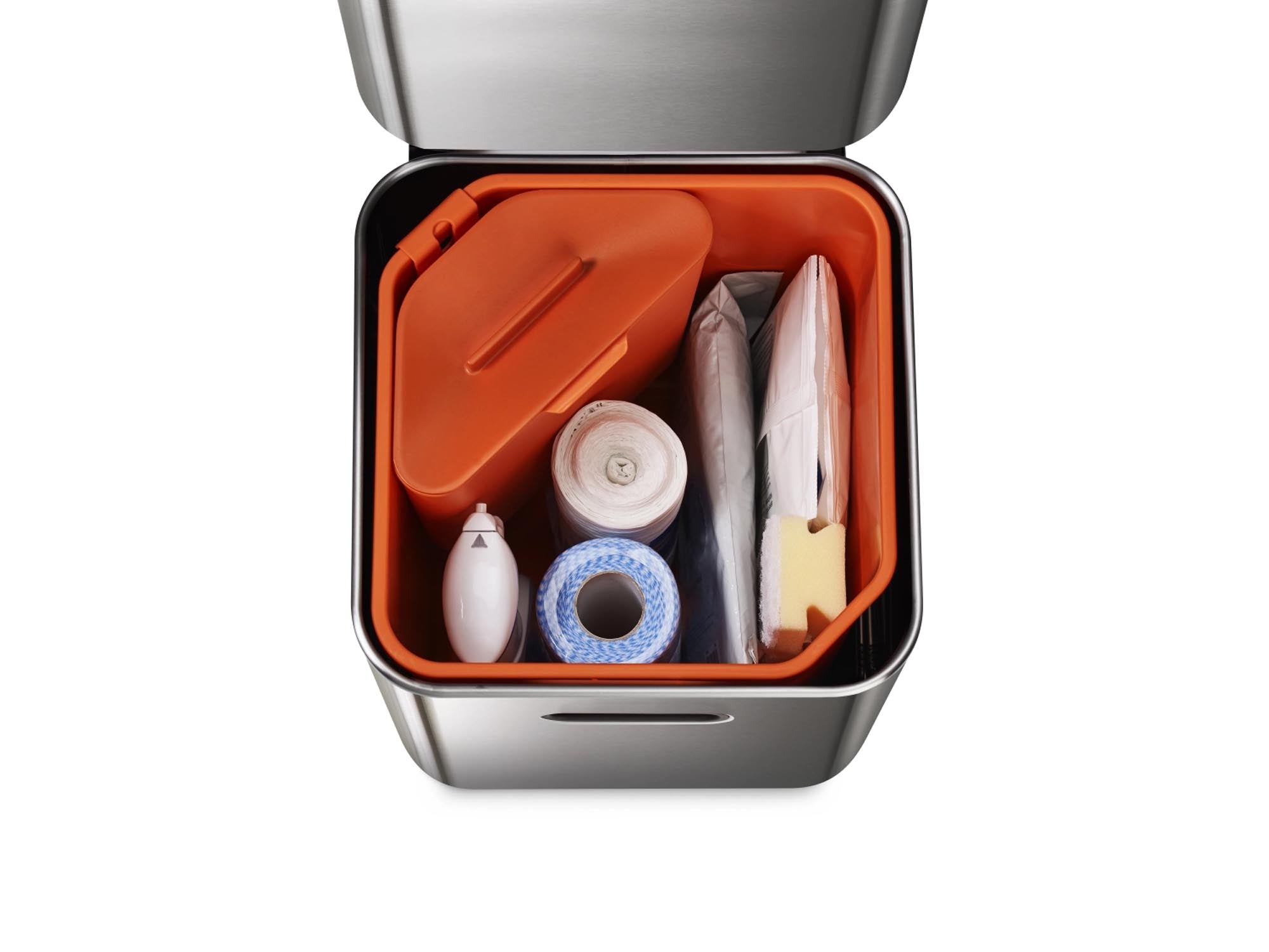 Kompakter 40L Edelstahl-Totem von Joseph Joseph für moderne Küchen.