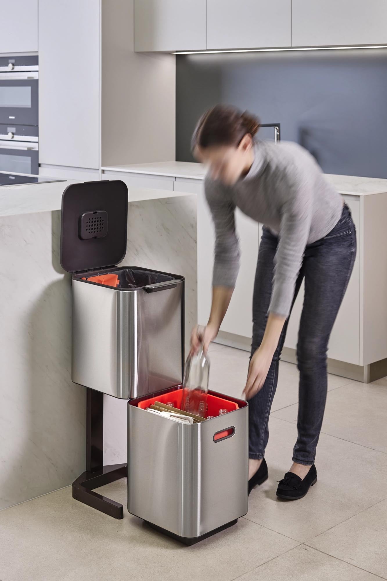 Eleganter 40L Mülleimer aus hochwertigem Edelstahl und pulverbeschichtetem Stahl. Ideal für umweltfreundliche Mülltrennung und moderne Küchen.