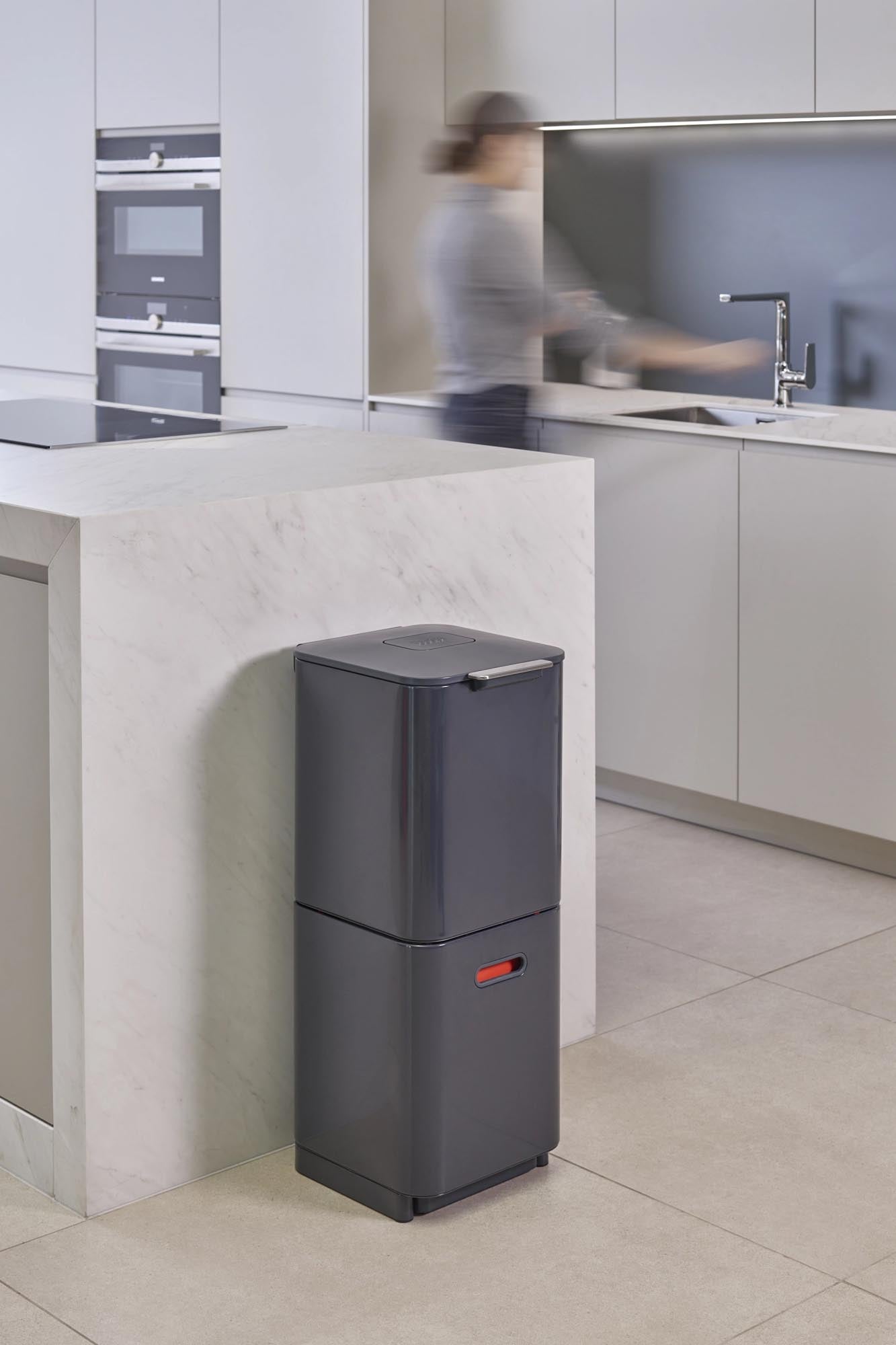 Der Totem Compact 40L in elegantem Graphit bietet durchdachte Fächer für eine mühelose Abfalltrennung und passt perfekt in jedes moderne Wohnambiente.