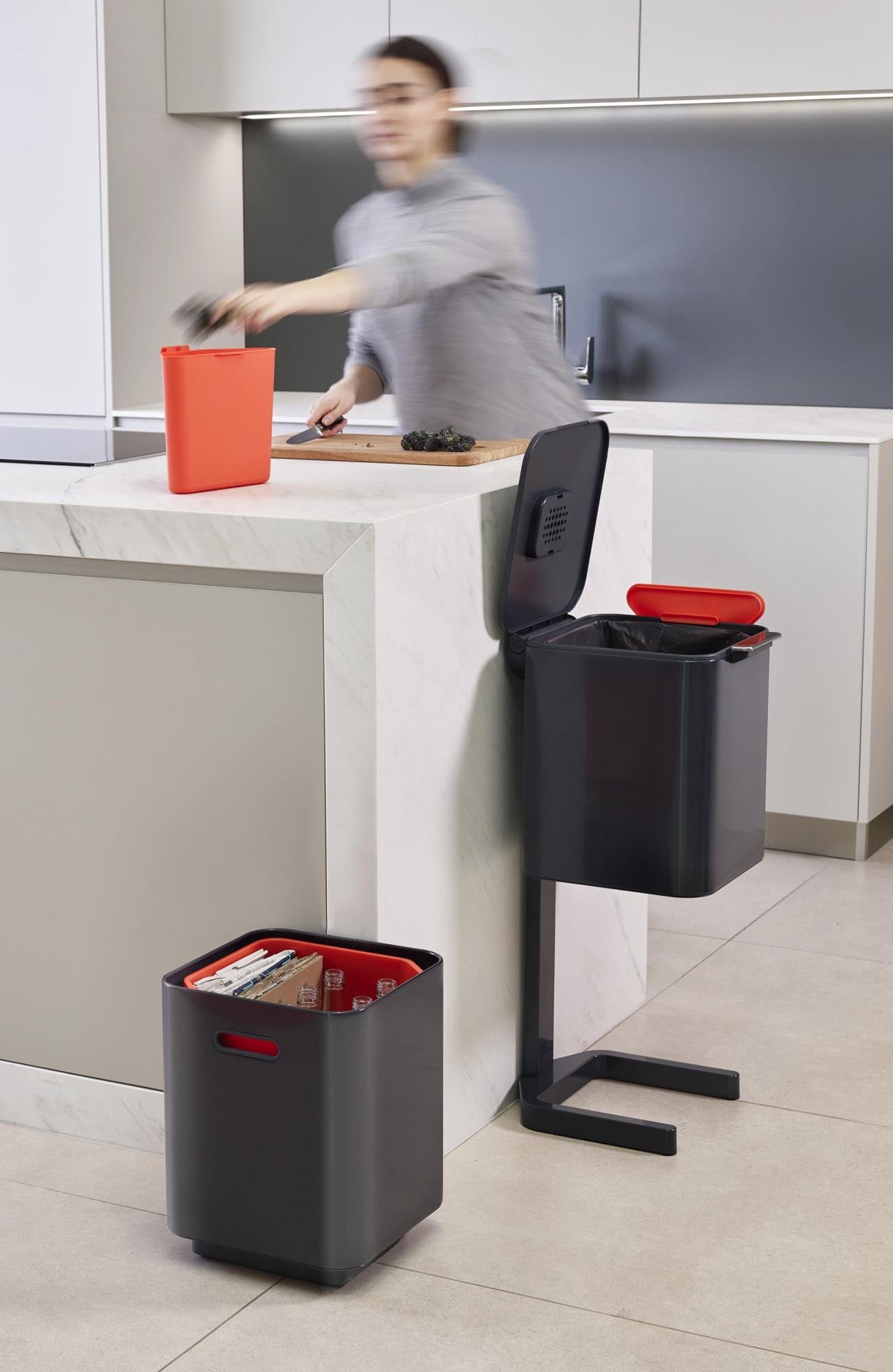 Der Joseph Joseph Totem Compact 40L in Graphit bietet stilvolle Mülltrennung mit separaten Fächern für Recycling und Restmüll.