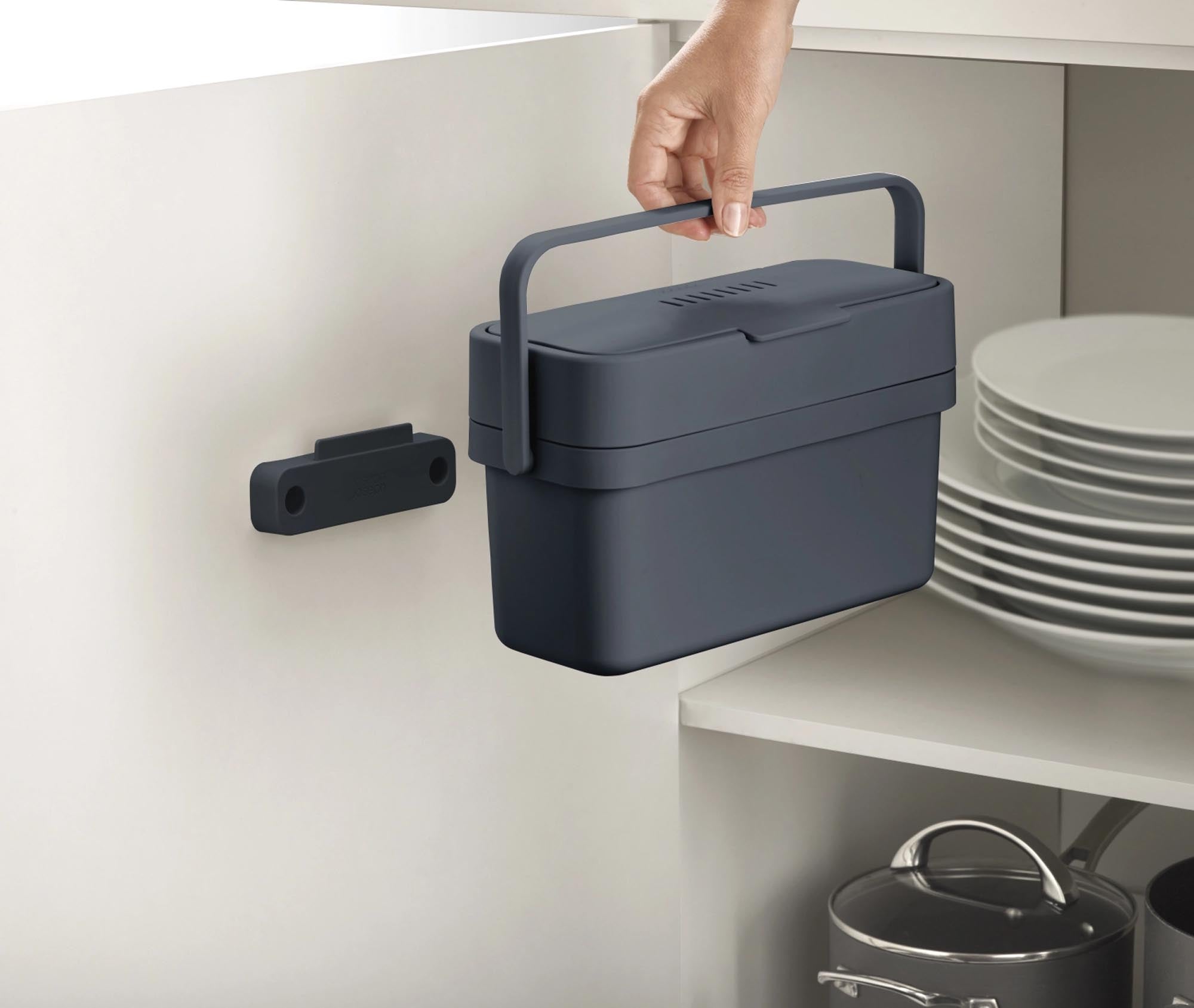 Praktischer 4L Kompostbehälter von Joseph Joseph in Graphitgrau.