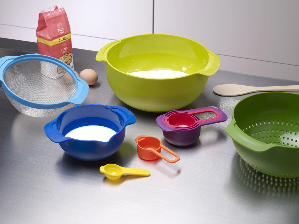Nest 9 Plus Schüssel- Messlöffelset 9-tlg. in Mehrfarbig präsentiert im Onlineshop von KAQTU Design AG. Küchenhelfer ist von Joseph Joseph