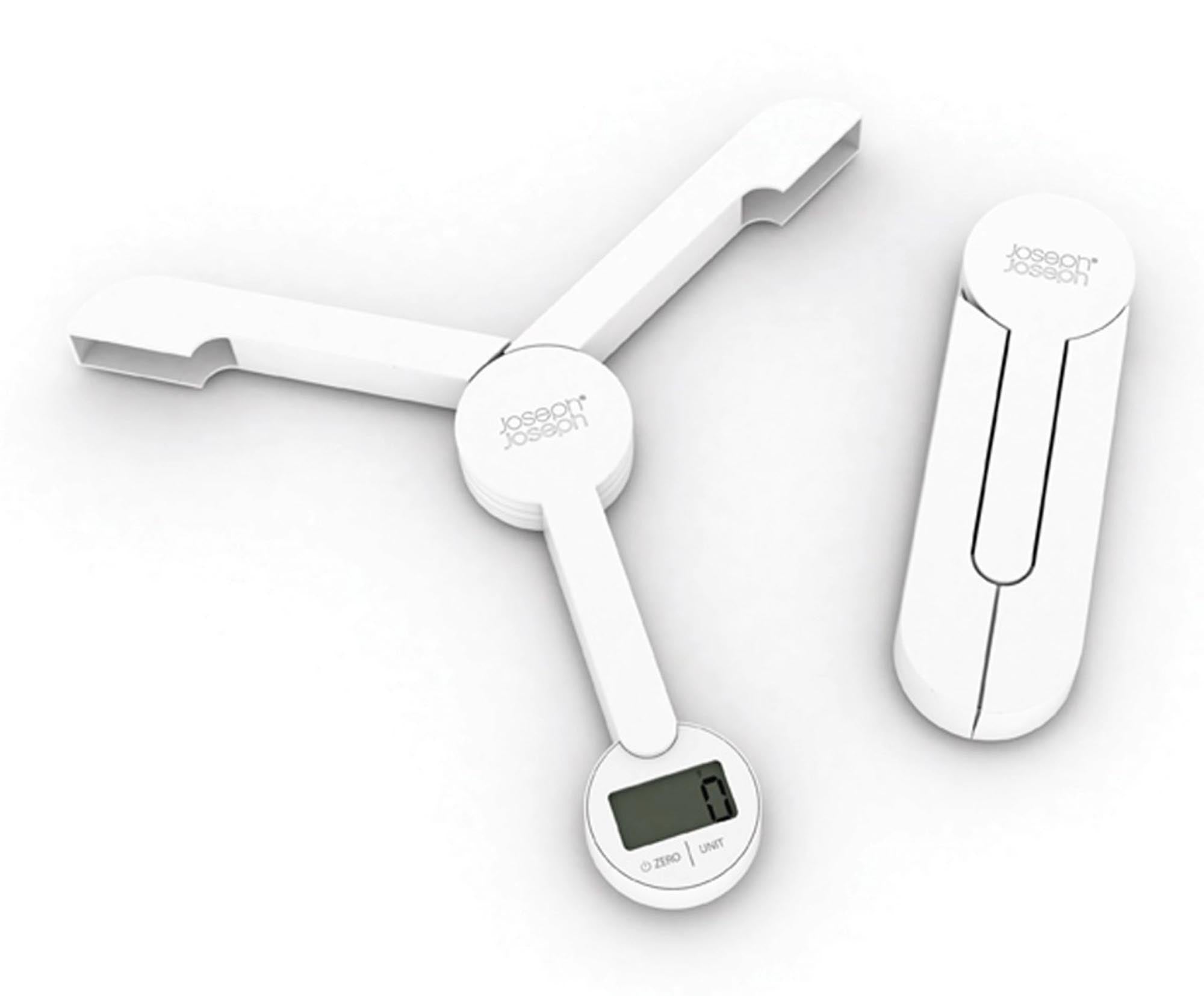 Praktische, weisse TriScale Küchenwaage von Joseph Joseph, faltbar.