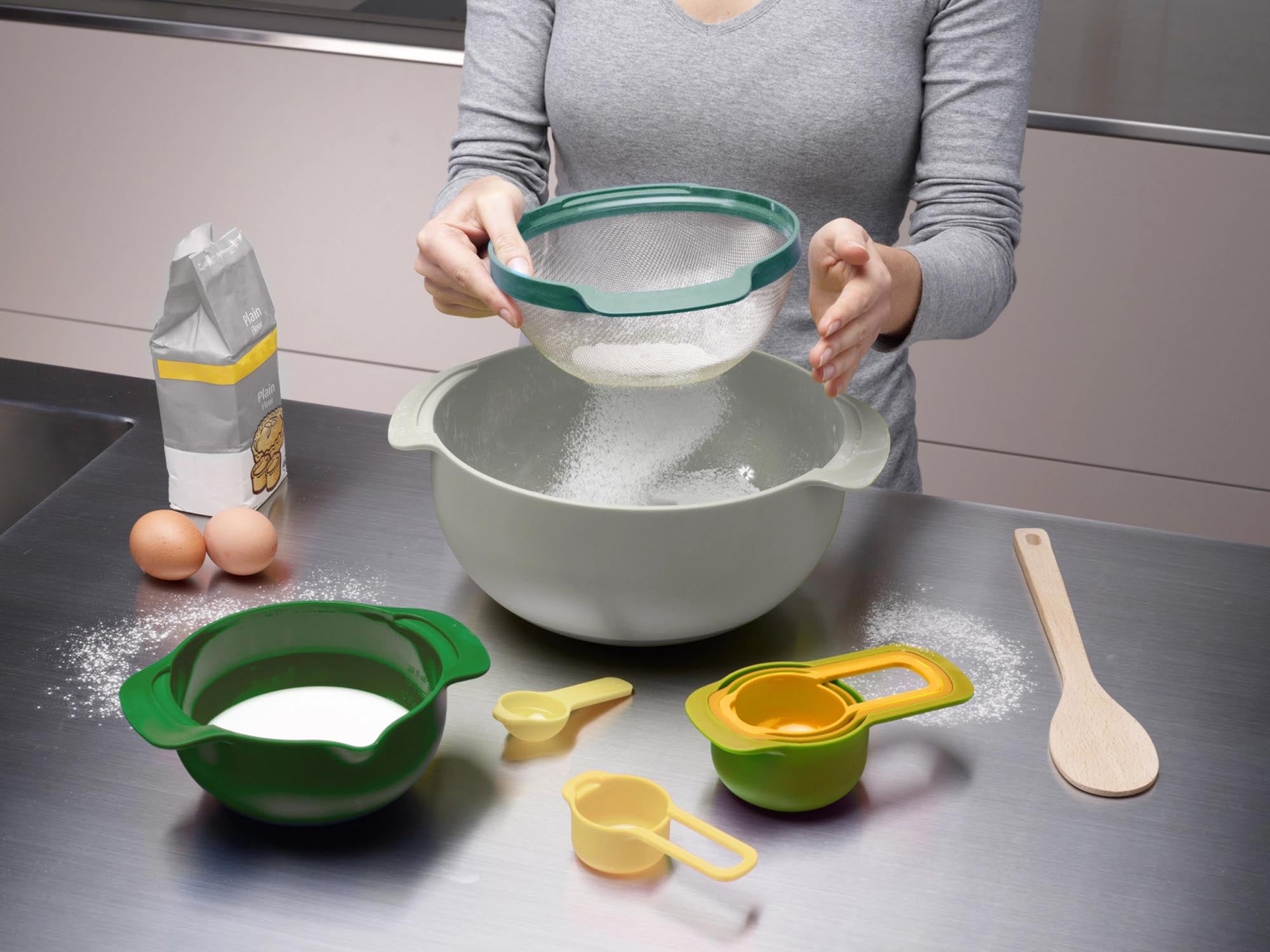 Entdecken Sie das Nest 9 Plus Opal Set von Joseph Joseph – ein stilvolles, kompaktes Set aus Schüsseln und Messlöffeln für müheloses Kochen.