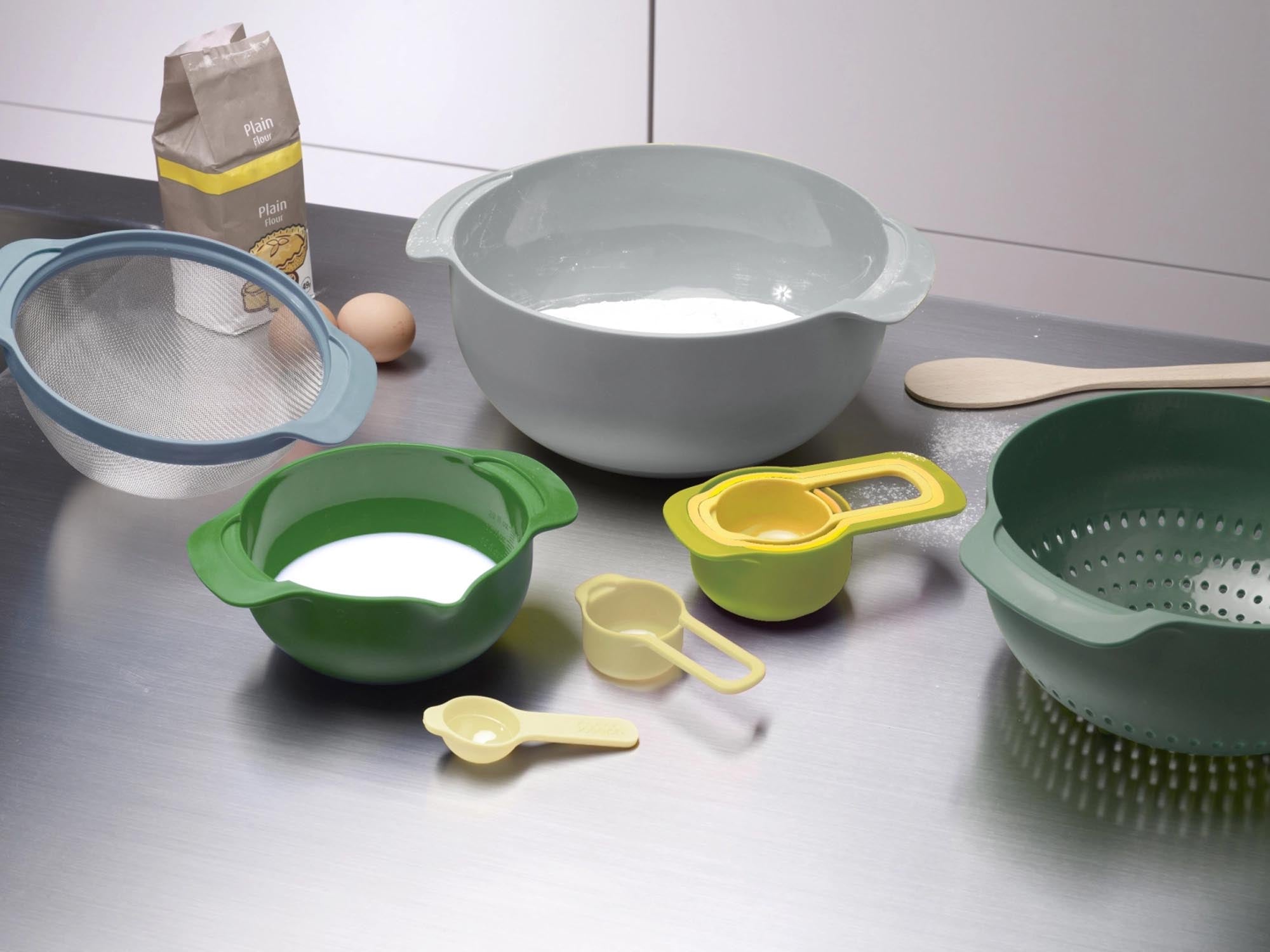 Erleben Sie das praktische Nest 9 Plus Opal Set von Joseph Joseph – 9-teiliges, platzsparendes Küchenset für präzises Messen und Kochen.