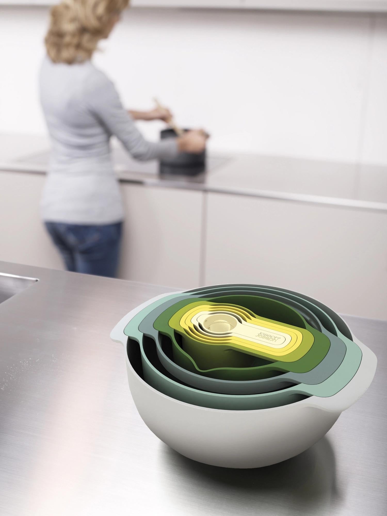 Das Nest 9 Plus Opal Set von Joseph Joseph: Elegantes, platzsparendes Schüssel- und Messlöffelset für präzises Kochen und Backen.