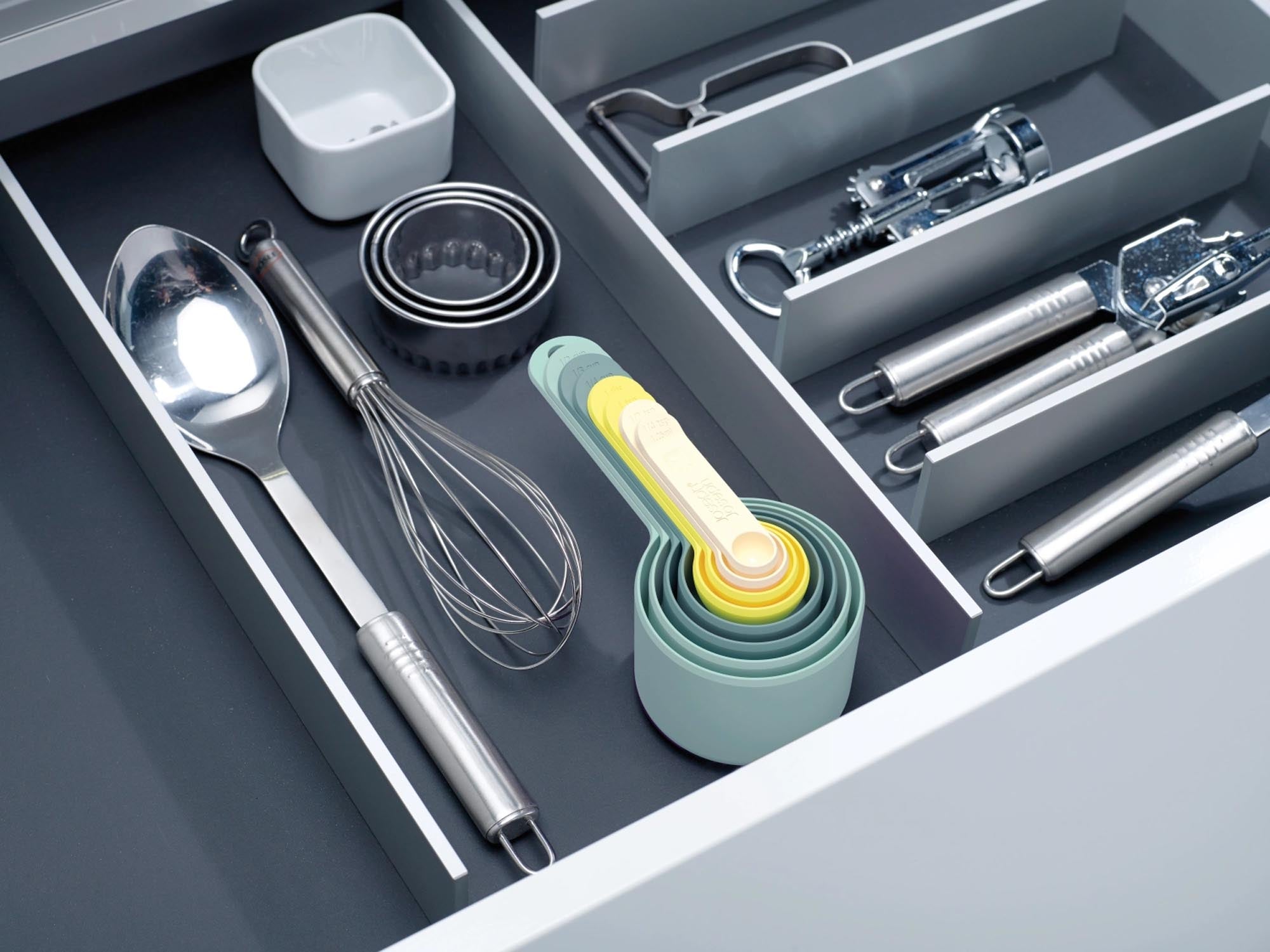 Praktisches 8-teiliges Messlöffelset von Joseph Joseph mit stilvollem Design, platzsparend und ideal für präzise Messungen in der Küche.