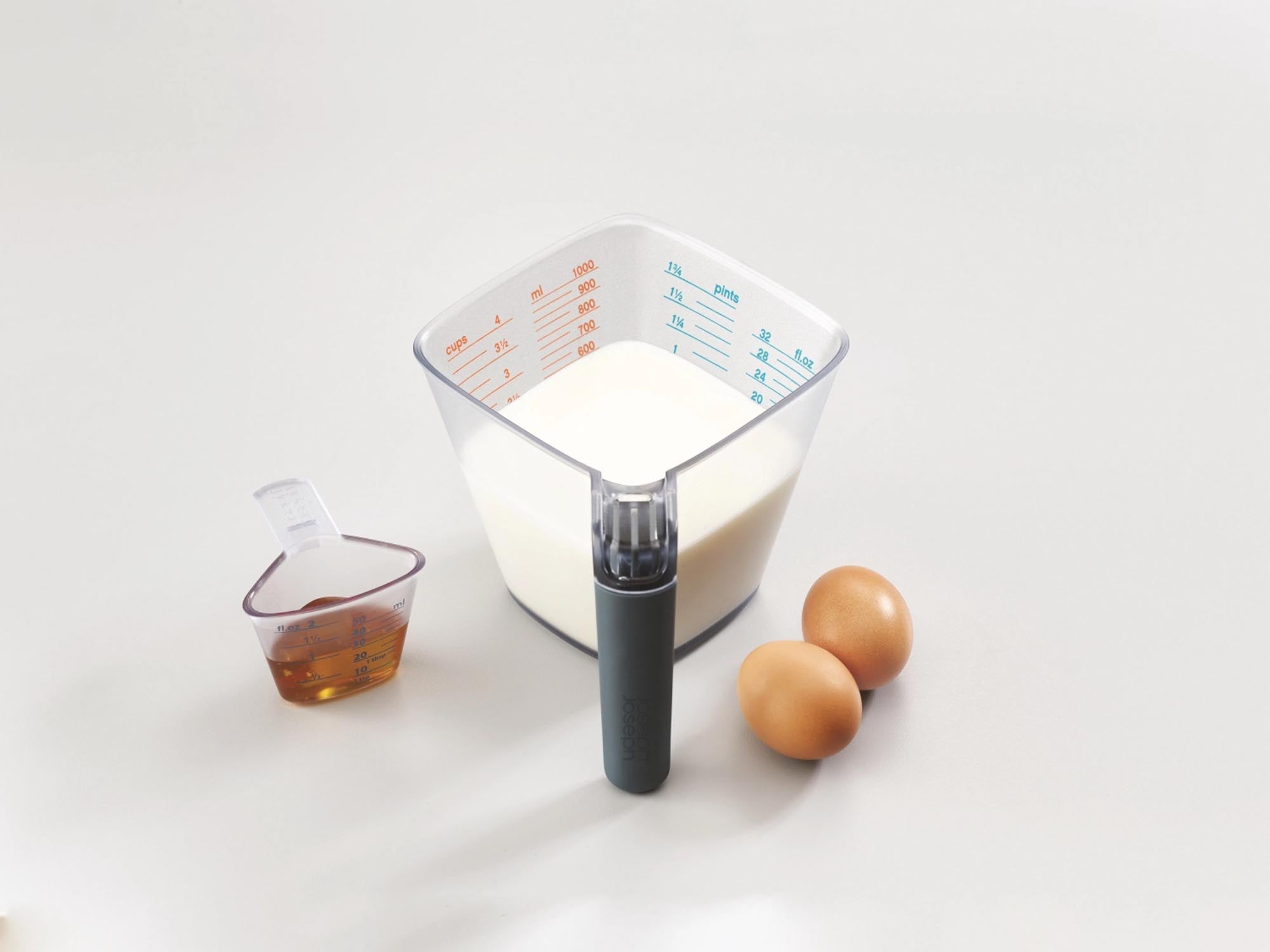 Hochwertiges 2-teiliges Messbecher-Set von Joseph Joseph, ideal für präzise Messungen von 1l und 50ml. Ergonomisch, spülmaschinenfest und stilvoll.