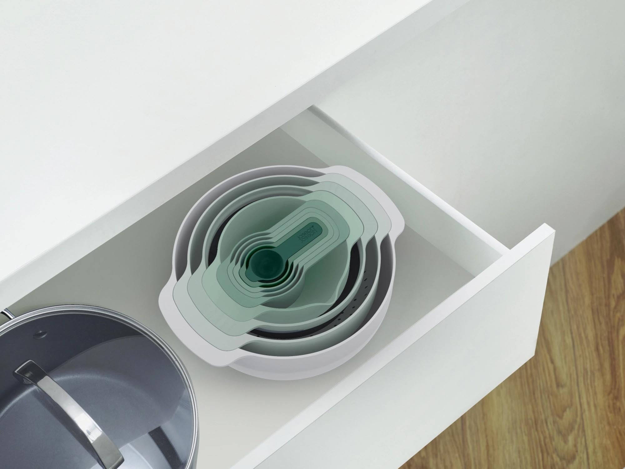 Entdecken Sie das 9-teilige Nest Plus Messlöffelset von Joseph Joseph in elegantem Salbeigrün. Ideal für präzises Messen und platzsparend verstaut!