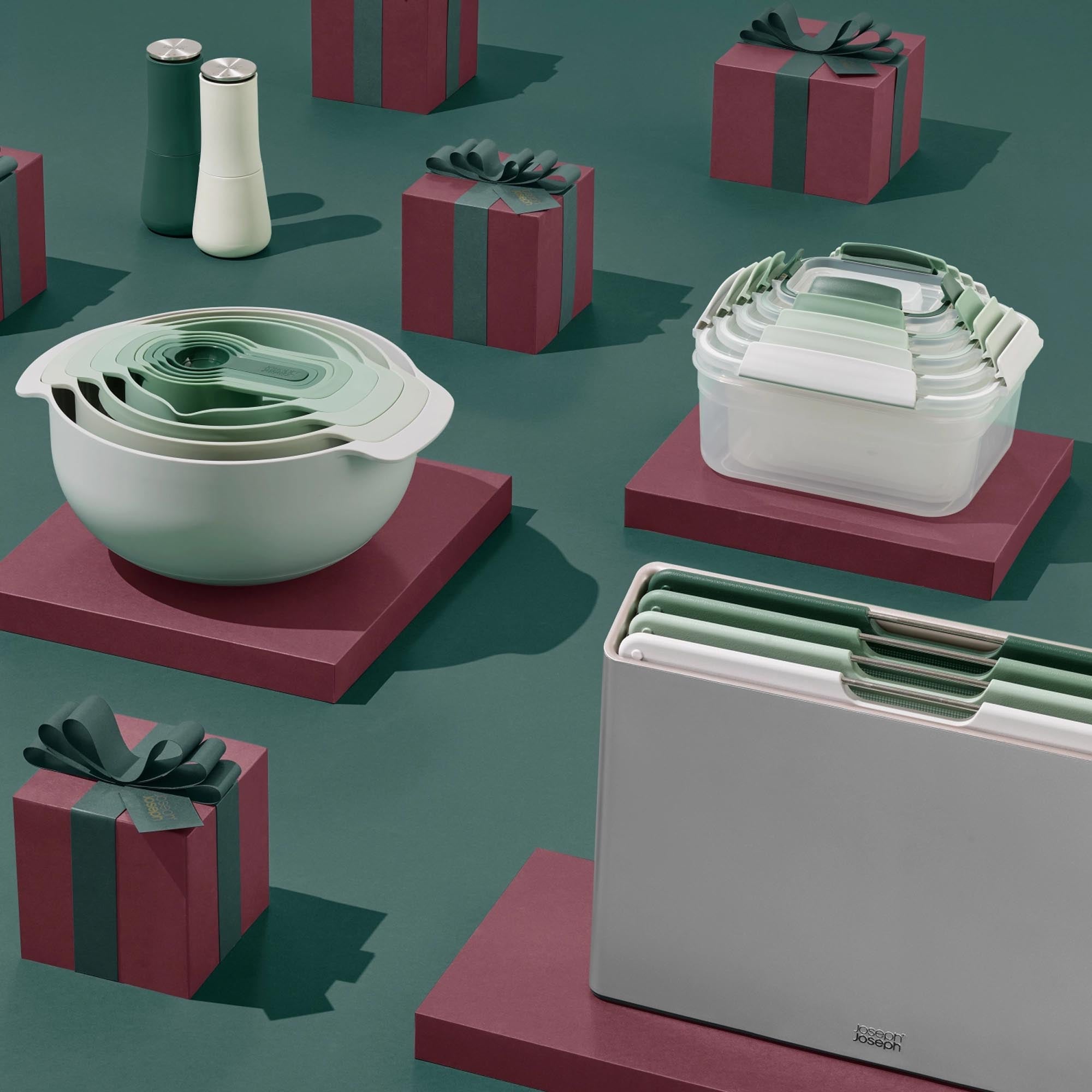 Das Nest Plus 9 Sage Set von Joseph Joseph: 9-teilig, platzsparend, spülmaschinenfest, stilvoll in Salbeigrün. Perfekt für jede Küche!