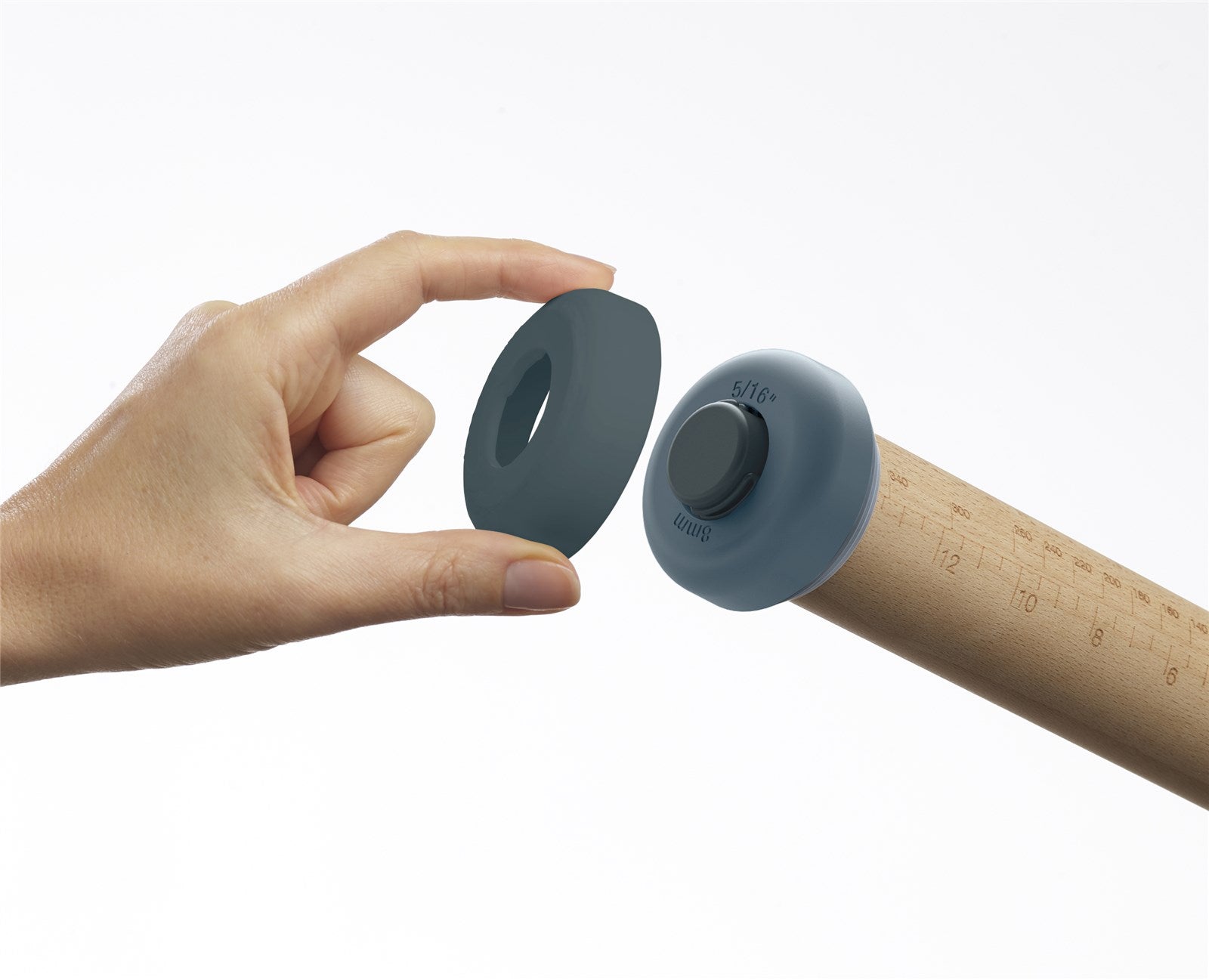 Entdecken Sie das PrecisionPin Nudelholz von Joseph Joseph in der Farbe sky. Mit verstellbaren Ringen für perfekte Teigdicken und hochwertiger Buche für Langlebigkeit.