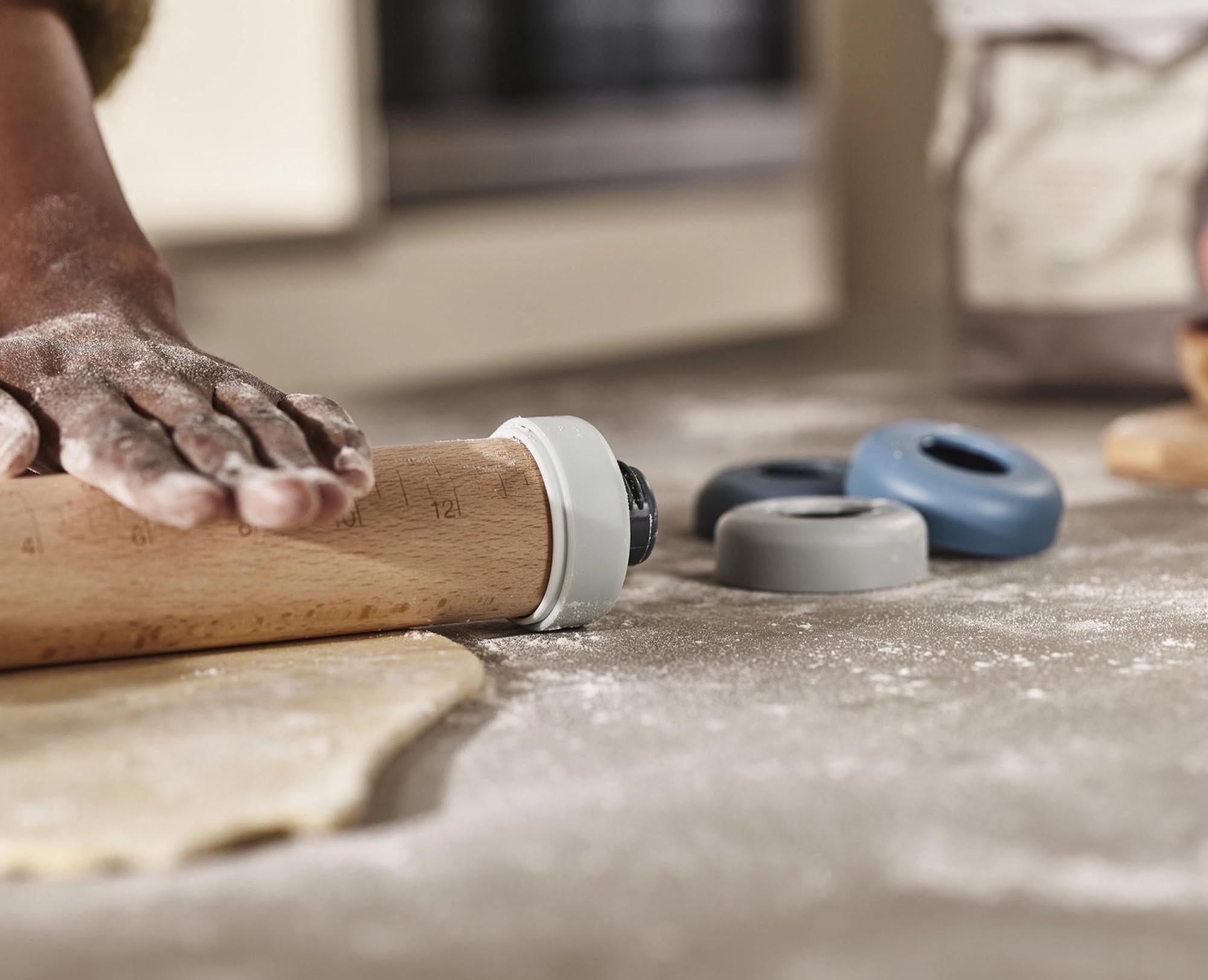 Entdecken Sie das PrecisionPin Nudelholz von Joseph Joseph in der Farbe sky. Mit verstellbaren Ringen für perfekte Teigdicken und hochwertiger Buche für Langlebigkeit.