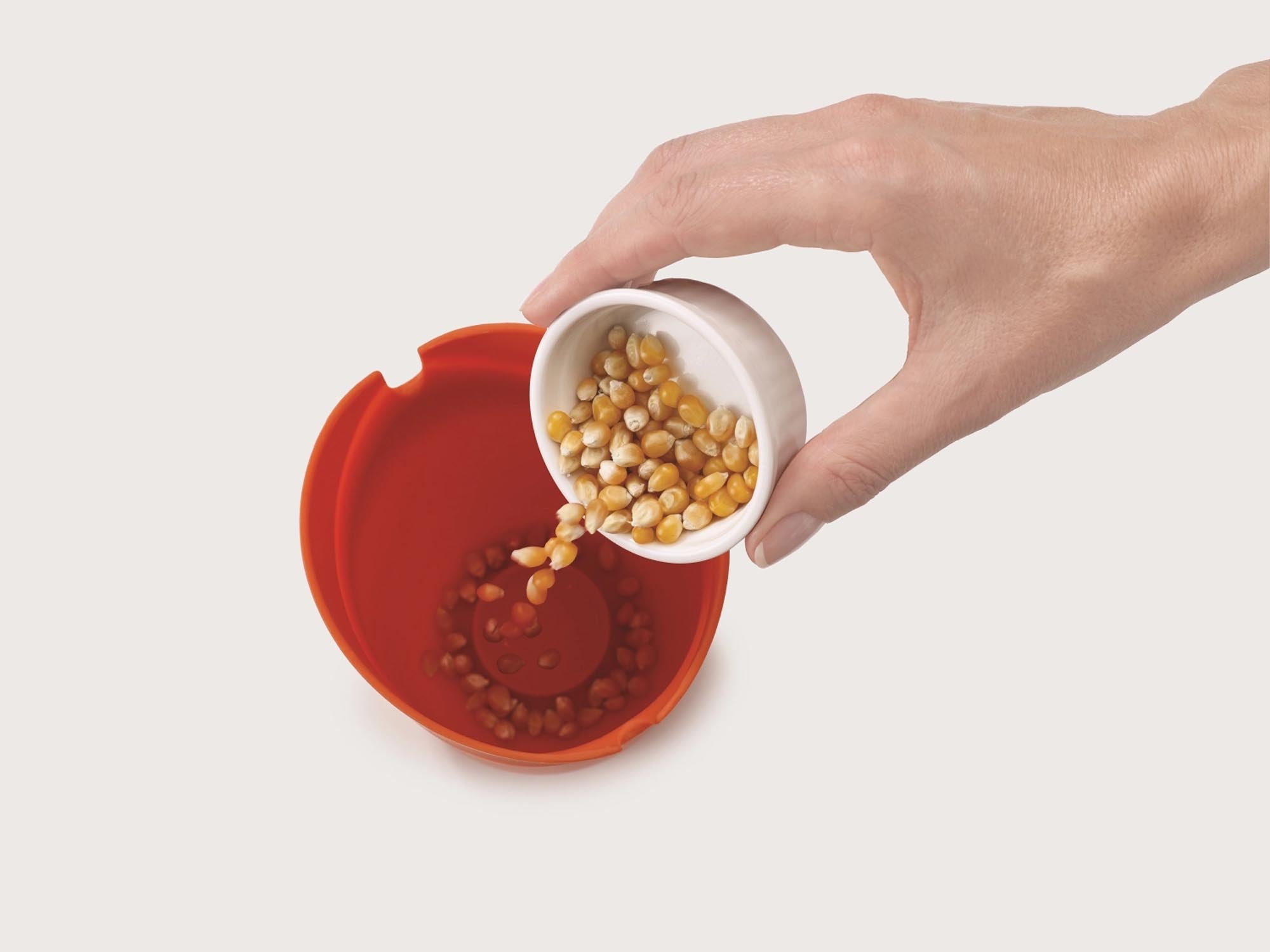 Entdecken Sie den M-Cuisine Popcorn Maker von Joseph Joseph: Kompakt, aus hochwertigem Silikon, für müheloses, gesundes Popcorn in der Mikrowelle.