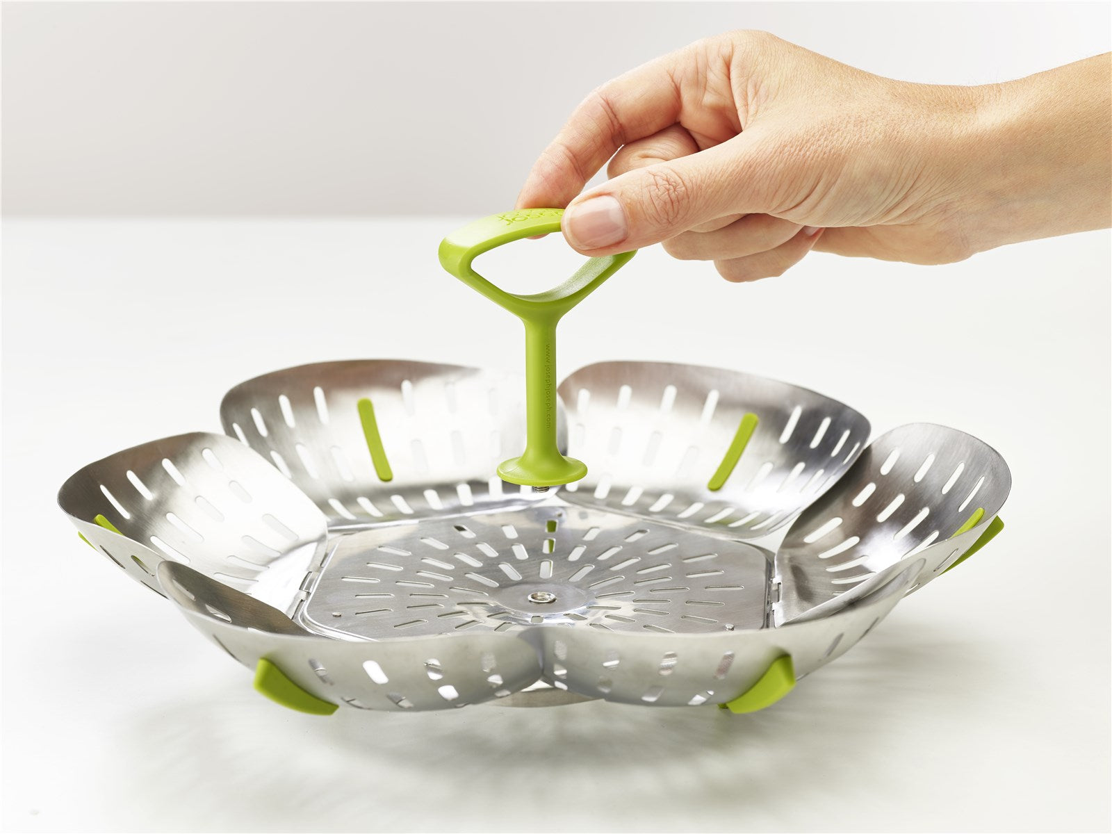 Erleben Sie den Bloom Steel Dampfgarein von Joseph Joseph: Ein stilvoller, platzsparender Dampfgarer aus hochwertigem Edelstahl in ansprechendem Grün.