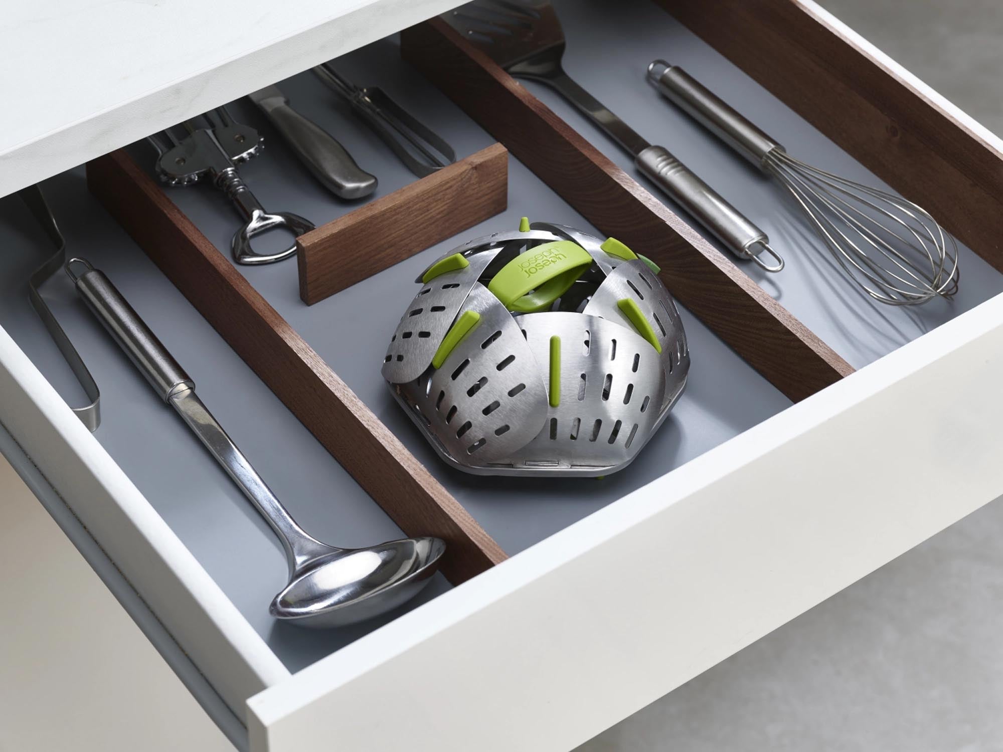 Der Bloom Steel Dampfgarein von Joseph Joseph: Stilvoller, platzsparender Edelstahl-Dampfgarer in Grün für gesunde, schmackhafte Gerichte.