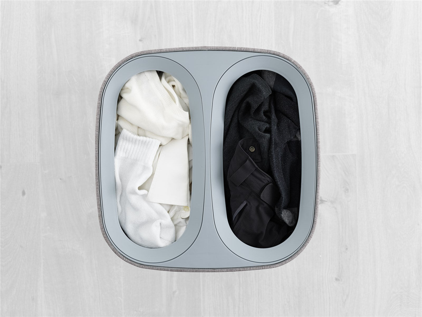 Entdecken Sie den Tota Wäschetrennkorb von Joseph Joseph: 60 Liter, elegantes Grau, zwei praktische Fächer für müheloses Sortieren Ihrer Wäsche.