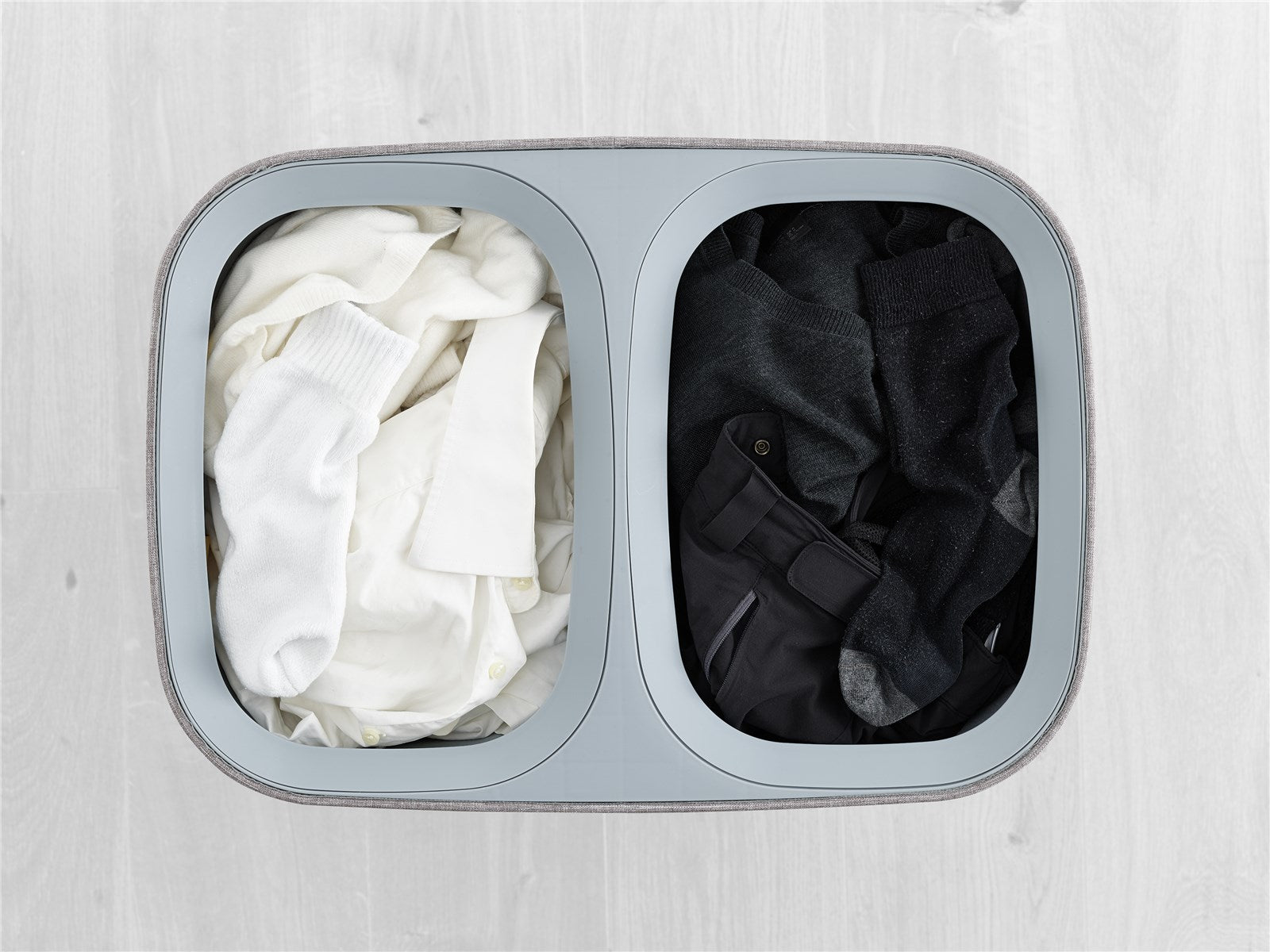 Praktischer 90-Liter-Wäschetrennkorb in elegantem Grau von Joseph Joseph: ideal für müheloses Sortieren und Transportieren Ihrer Wäsche.