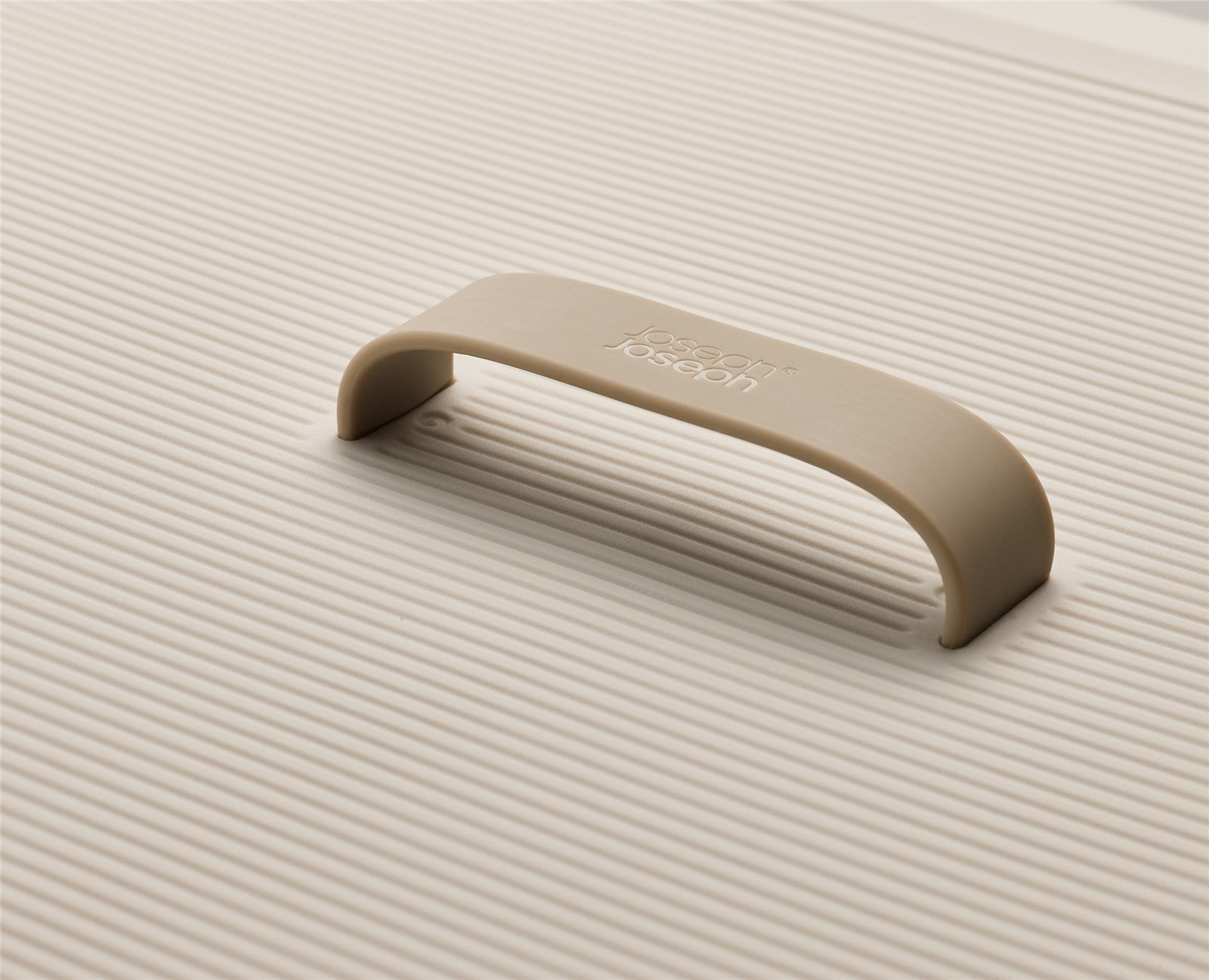 Stylischer 60L Wäschekorb in Ecru von Joseph Joseph: robust, ergonomisch und perfekt für eine ordentliche Wäscheorganisation in jedem Raum.