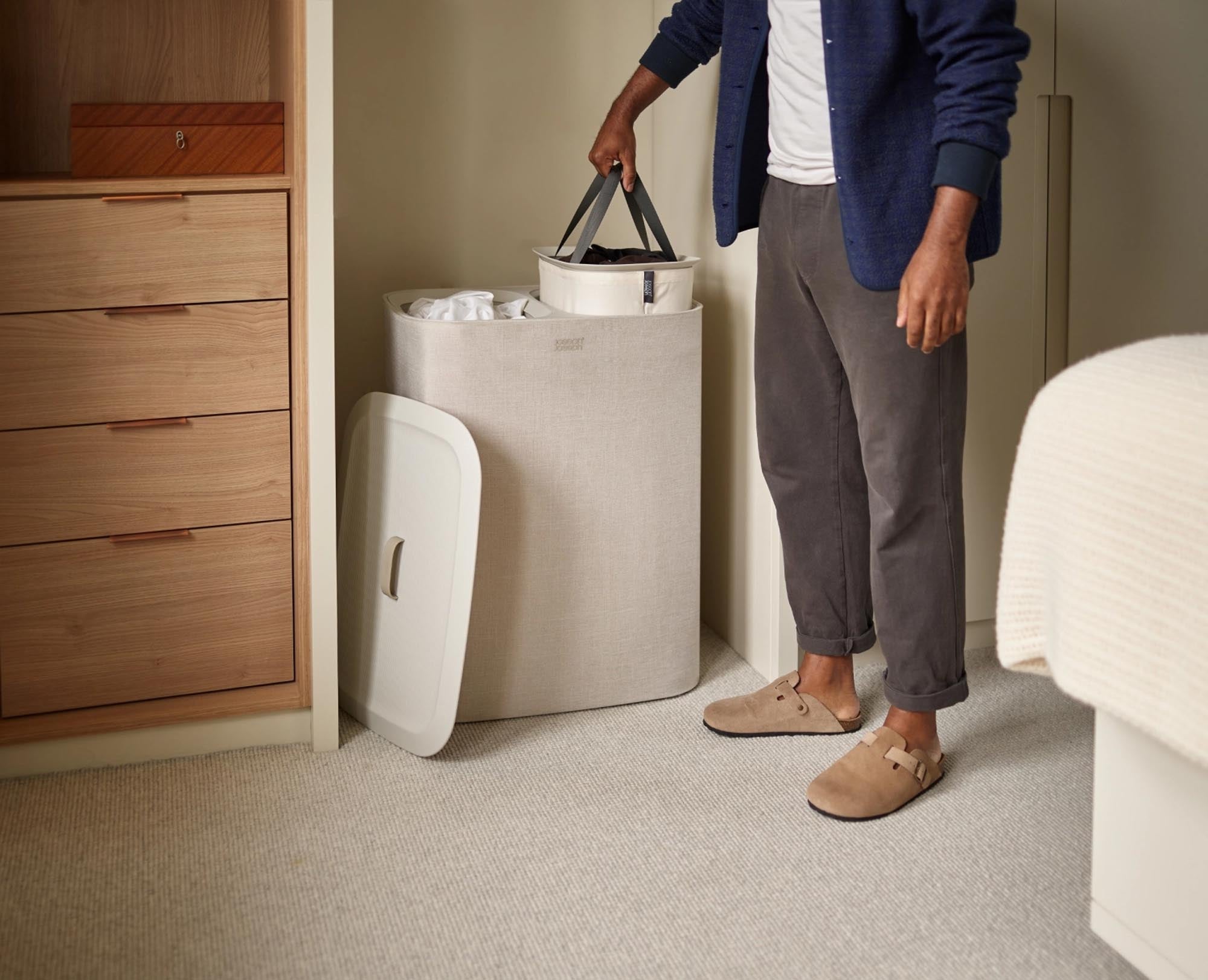 Stylischer 90L Wäschekorb in Ecru von Joseph Joseph. Robustes, pflegeleichtes Material und ergonomische Griffe für einfachen Transport.