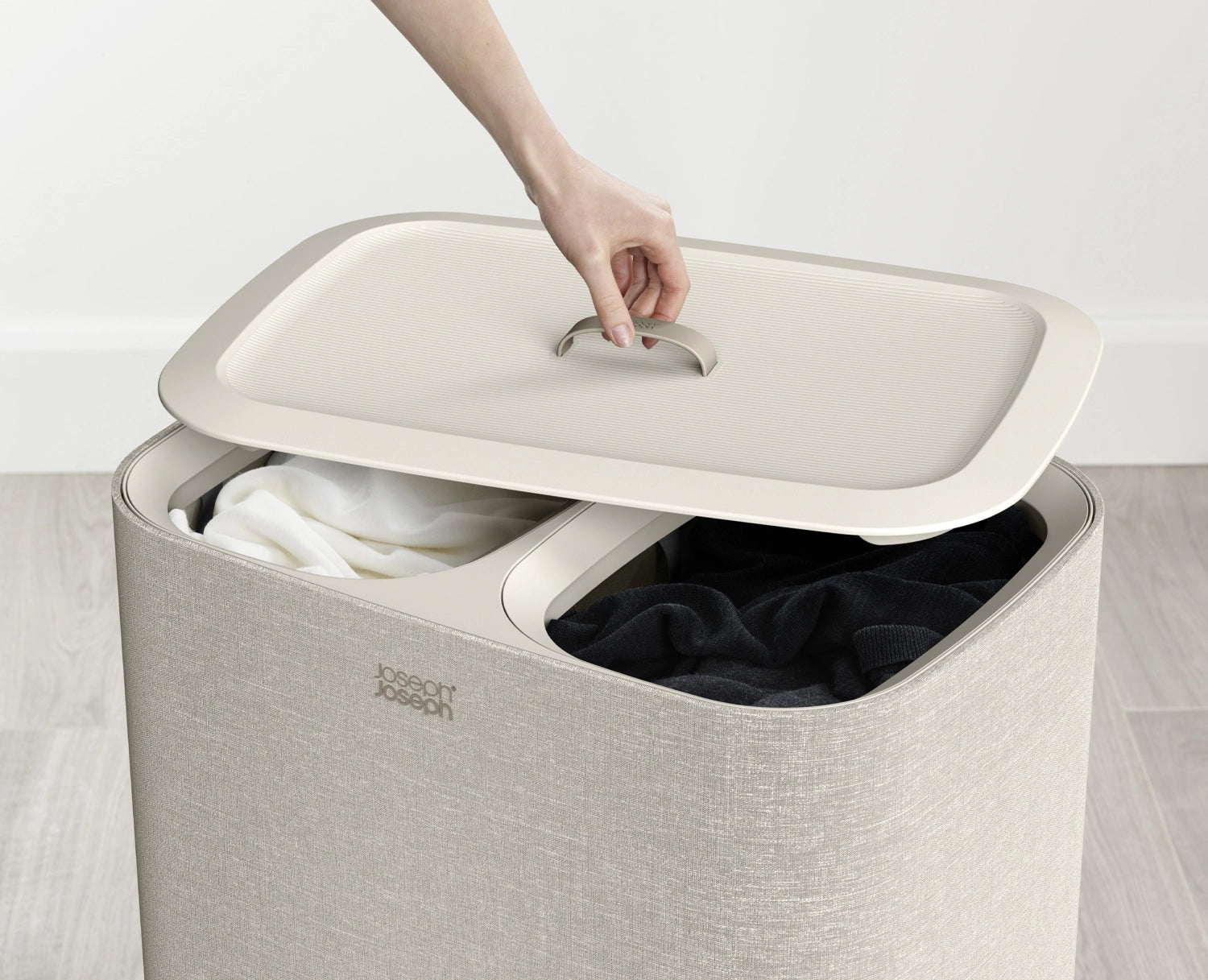 Moderner Tota 90L Wäschekorb in Ecru von Joseph Joseph, ideal für die Aufbewahrung von Wäsche, mit praktischem und stilvollem Design.