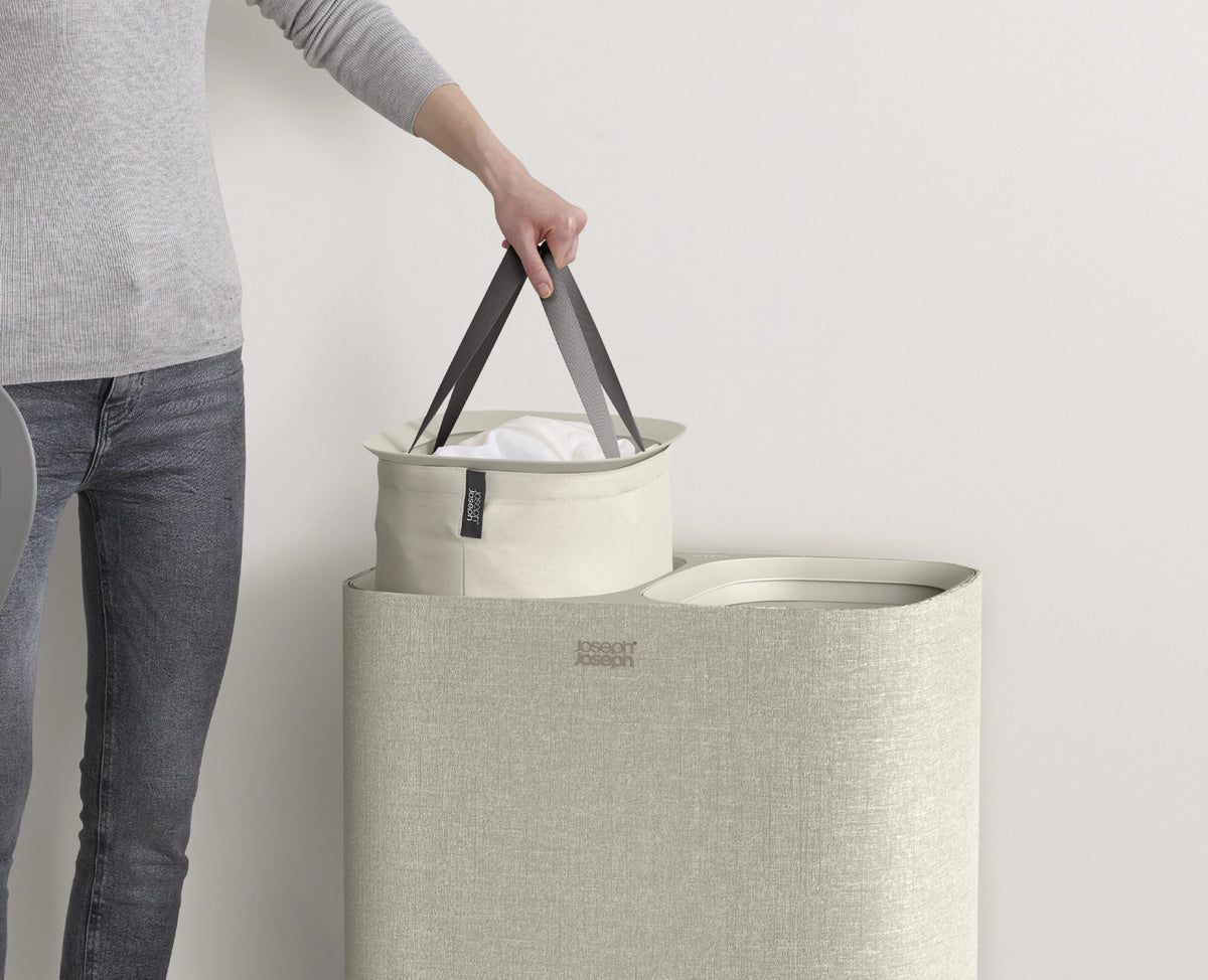 Tota 90L Wäschekorb ecru in Beige präsentiert im Onlineshop von KAQTU Design AG. Wäschekorb ist von Joseph Joseph