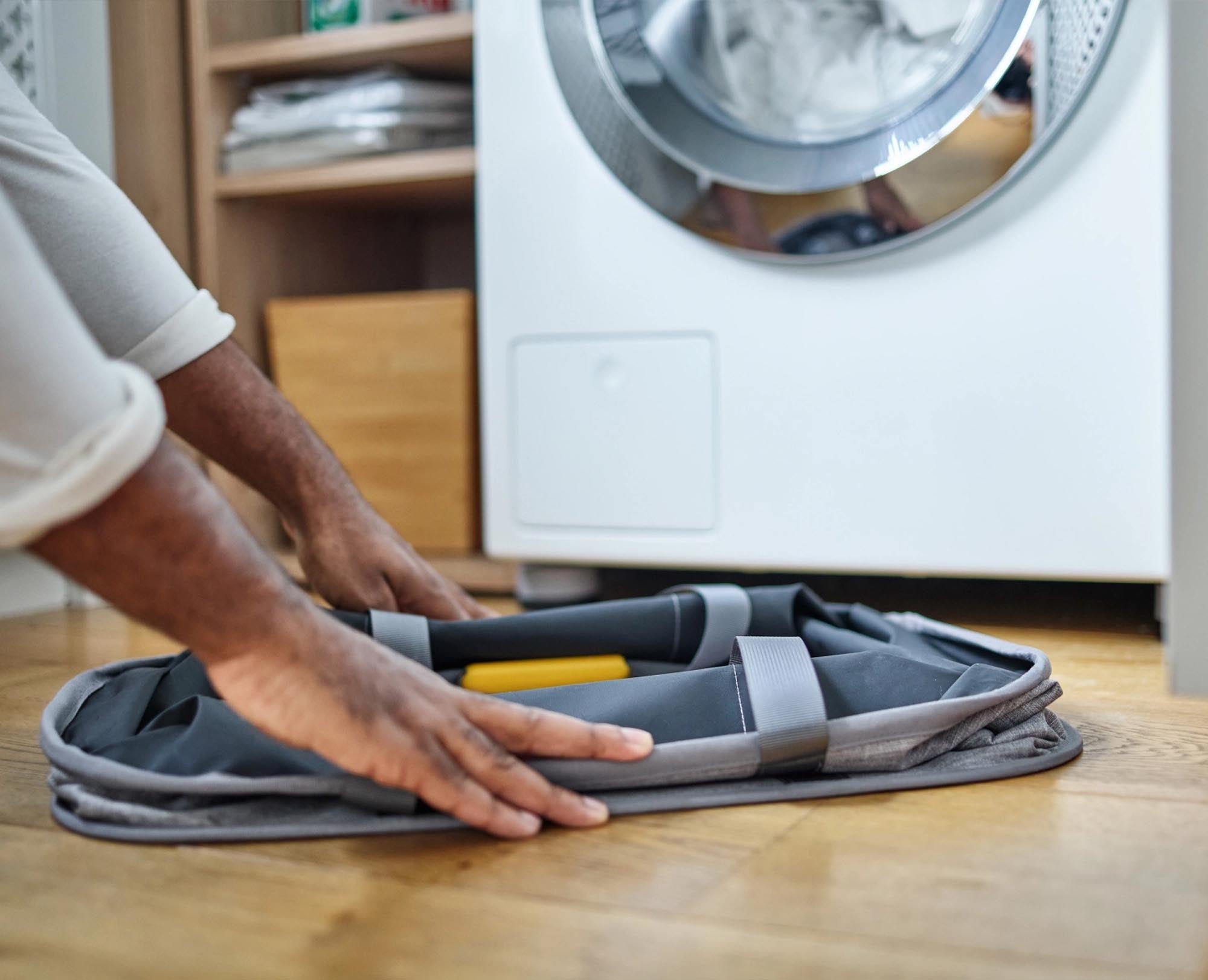 Der graue Hold-All Wäschekorb von Joseph Joseph vereint Funktionalität und Eleganz. Faltbar, leicht und geräumig – ideal für jede Wohnung!